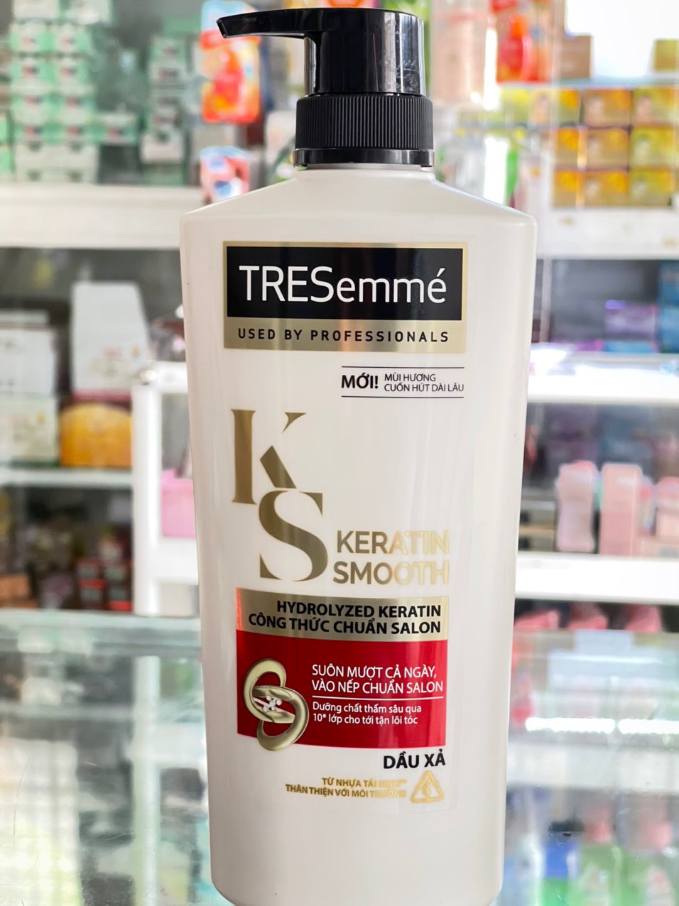 Dầu gội TRESemmé tóc khô vào nếp suôn mượt Keratin