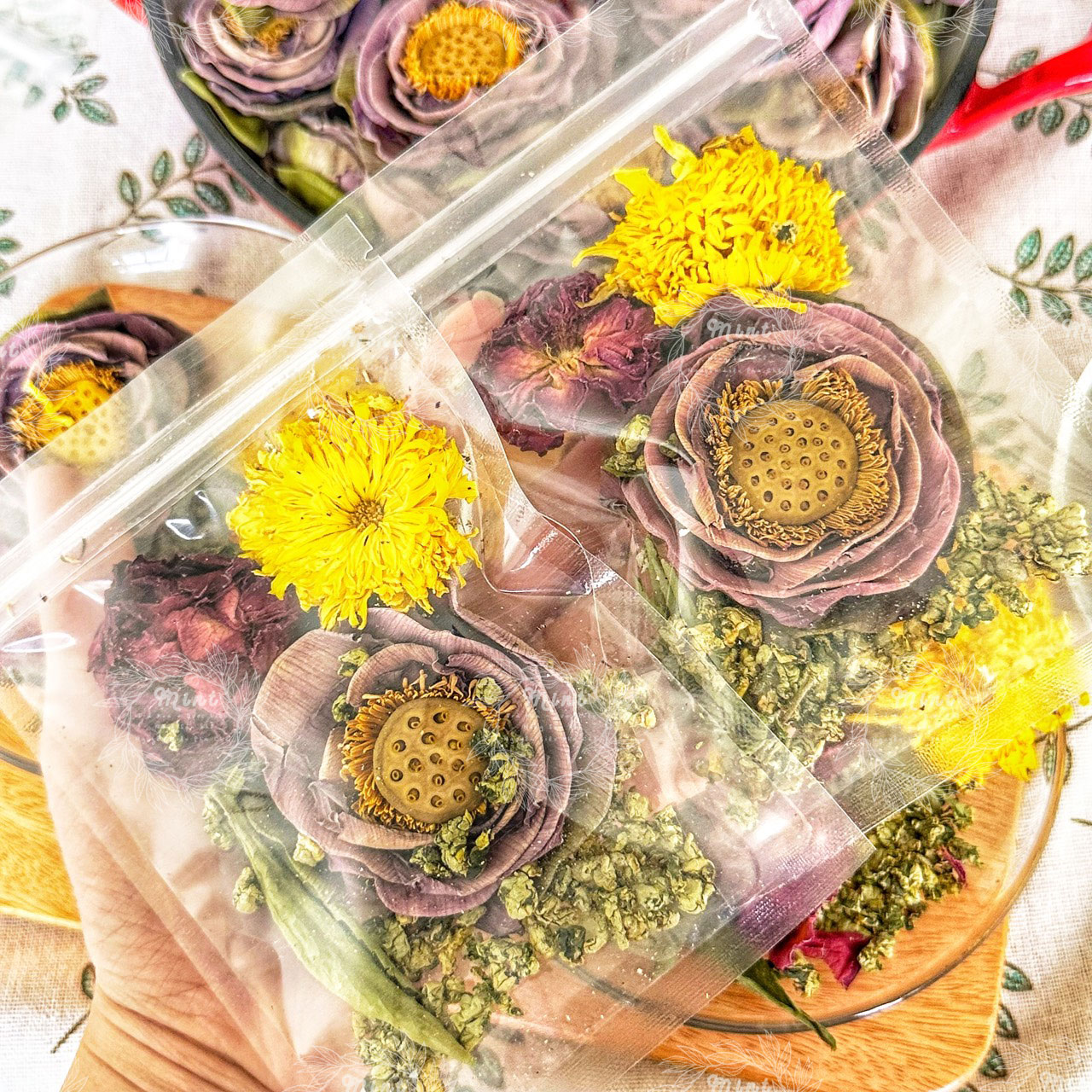Trà Hoa Sen (Lotus) Mix Hoa - Hộp 5 Set (Hoa Sen, Cúc Vàng, Hoa Hồng, Lá Sen, Cỏ Ngọt)