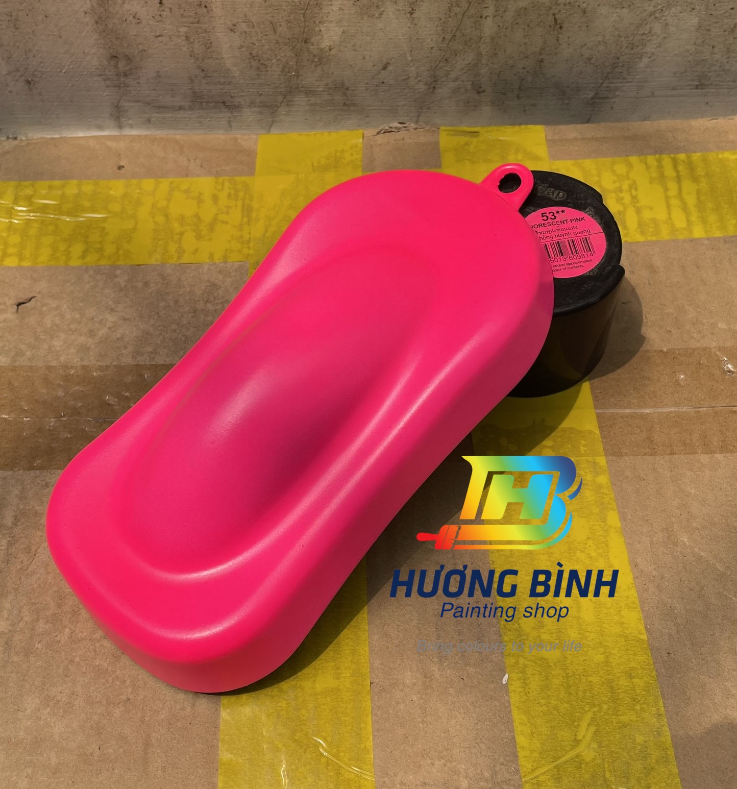 Sơn xịt Samurai màu Hồng Huỳnh Quang - 53 (cần sử dụng cùng nền màu Trắng - UC1002)