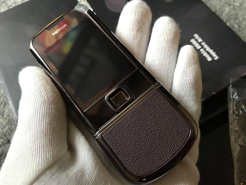 Nokia 8800 màu nâu: Nếu bạn yêu thích những thiết kế đơn giản, tinh tế nhưng không kém phần sang trọng thì Nokia 8800 màu nâu là sự lựa chọn hoàn hảo dành cho bạn. Với màu nâu trang nhã, chiếc điện thoại này sẽ làm bạn tỏa sáng trong bất kỳ dịp nào.