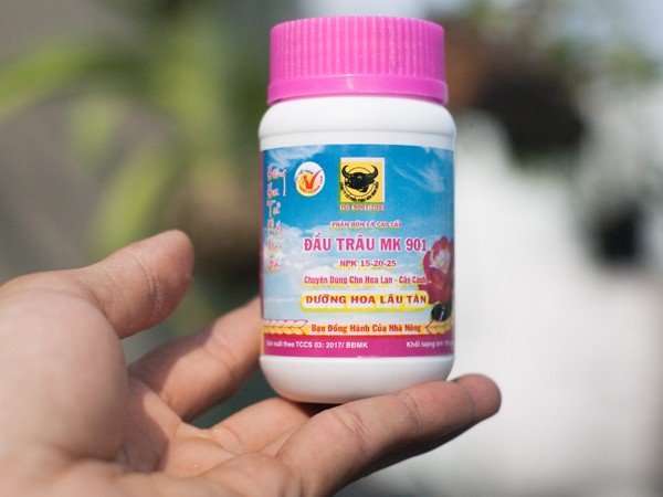 Chai 100gr Phân bón đầu trâu 901 - Dưỡng hoa lâu tàn