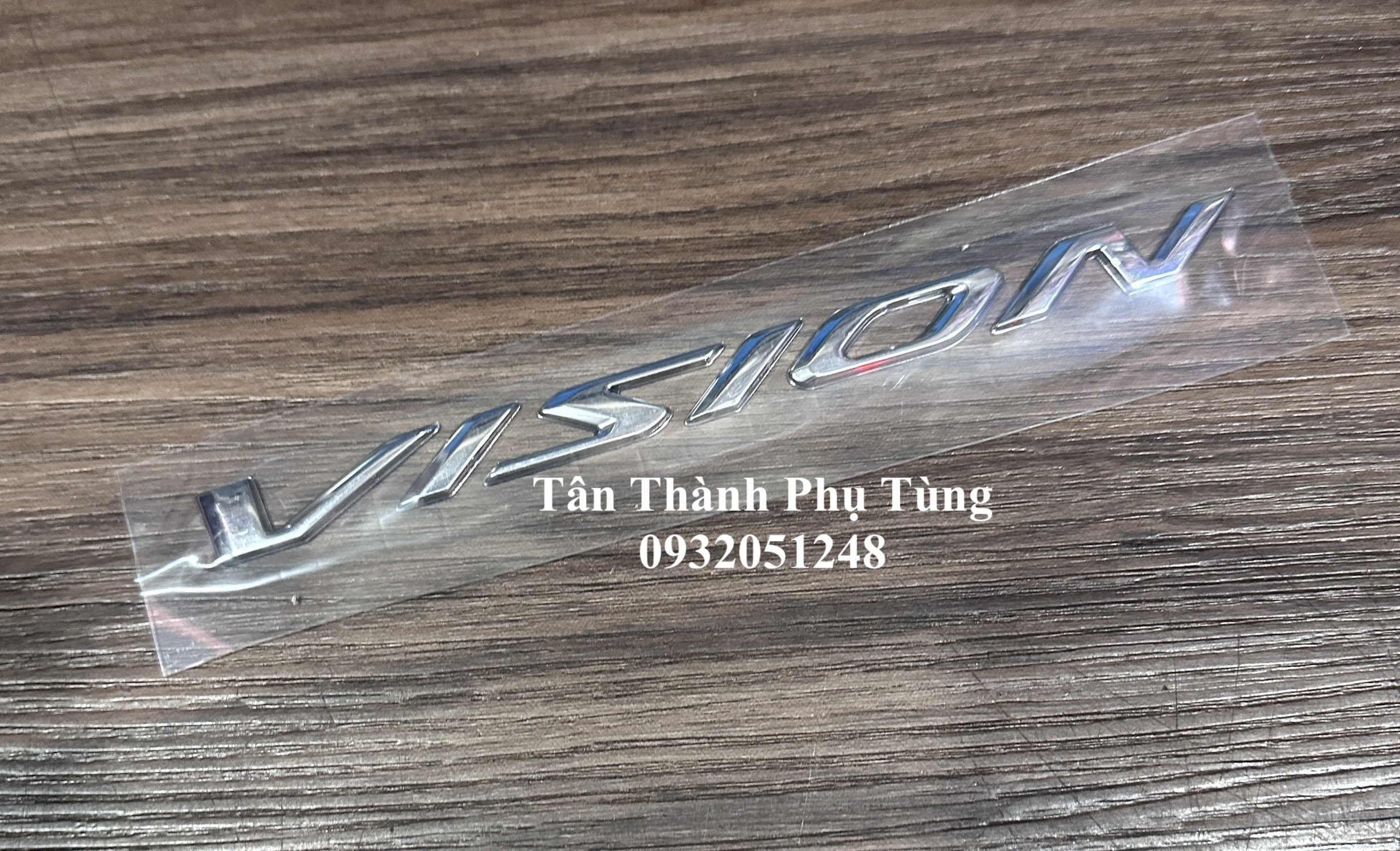 Tem Vision chữ nổi 2 bên ốp sườn: Bạc, đỏ