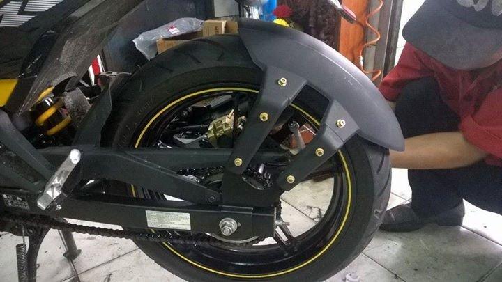 Dè chắn bùn sau 4 chân