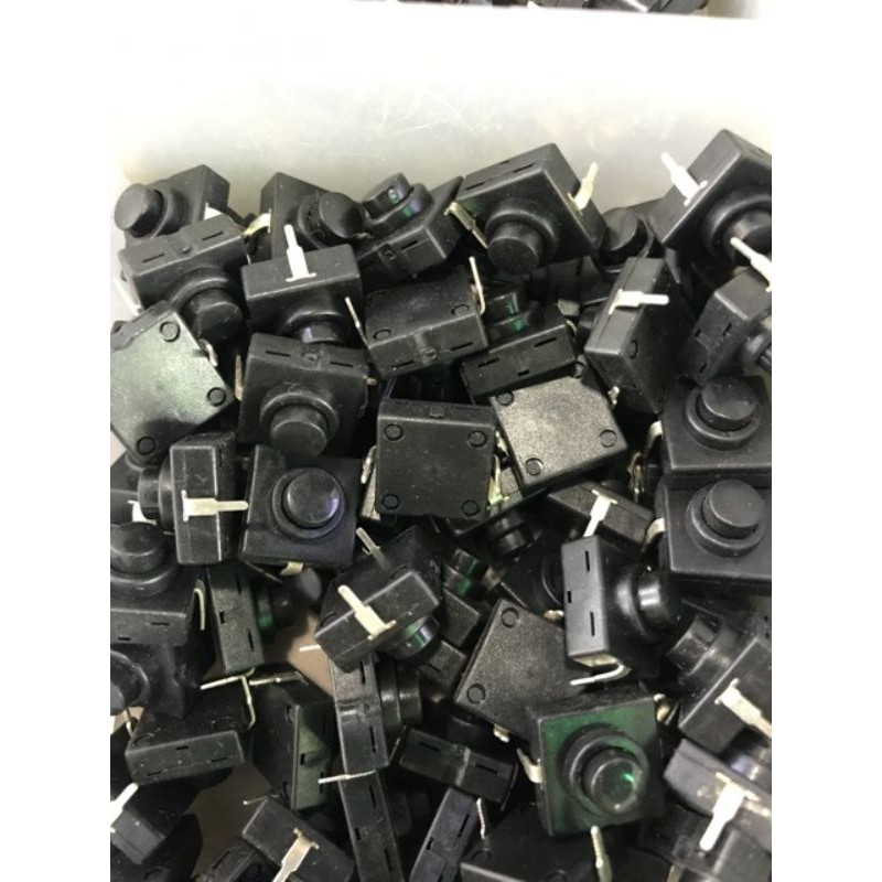 5 chiếc công tắc nhấn nhả 2 chân và 3 chân