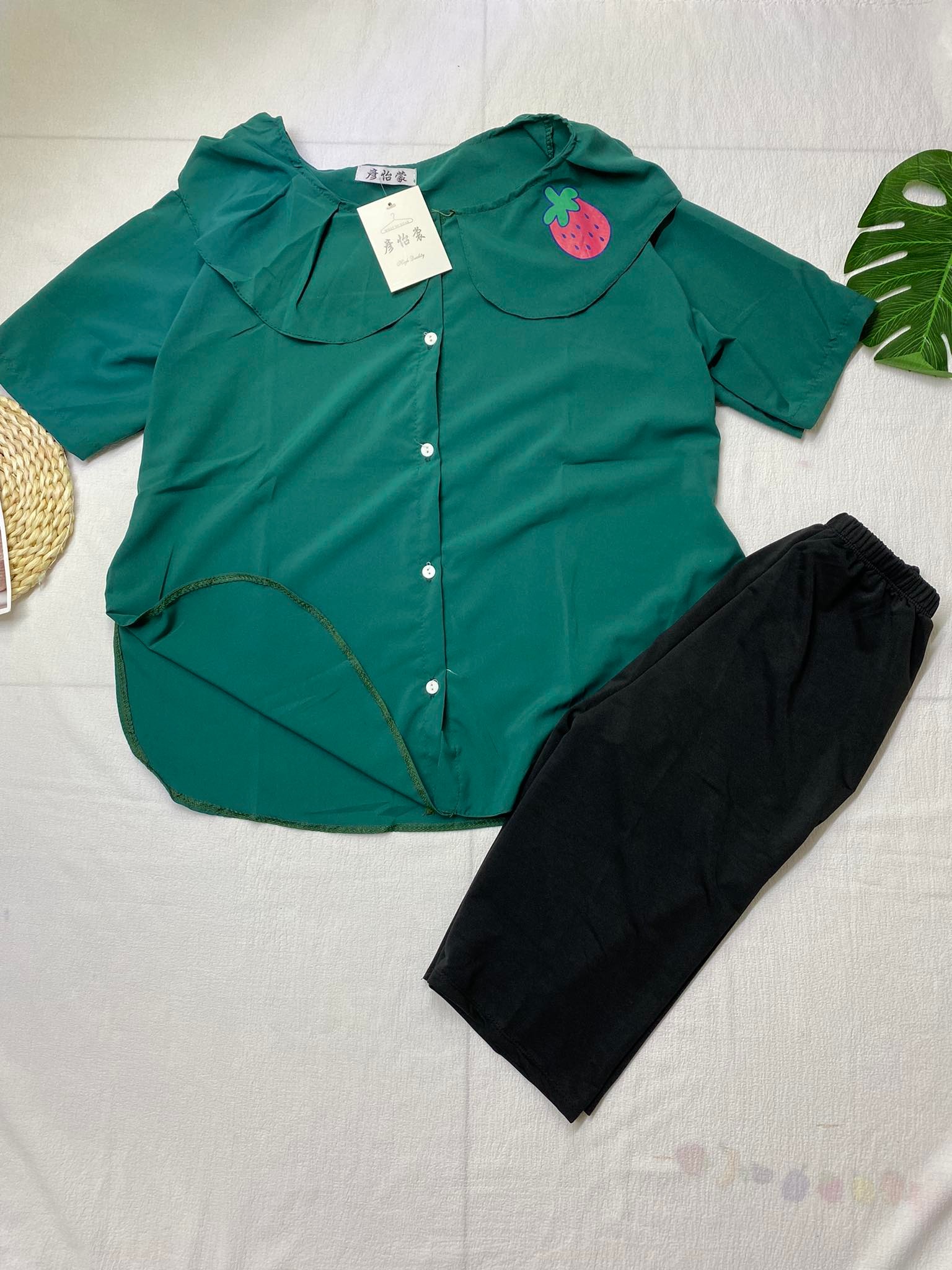 Set áo sơ mi họa tiết dâu, quần ngố ôm cho nữ mặc nhà, mặc đi chơi, thiết kế áo xẻ tà điệu đà, giá rẻ, mẫu đẹp
