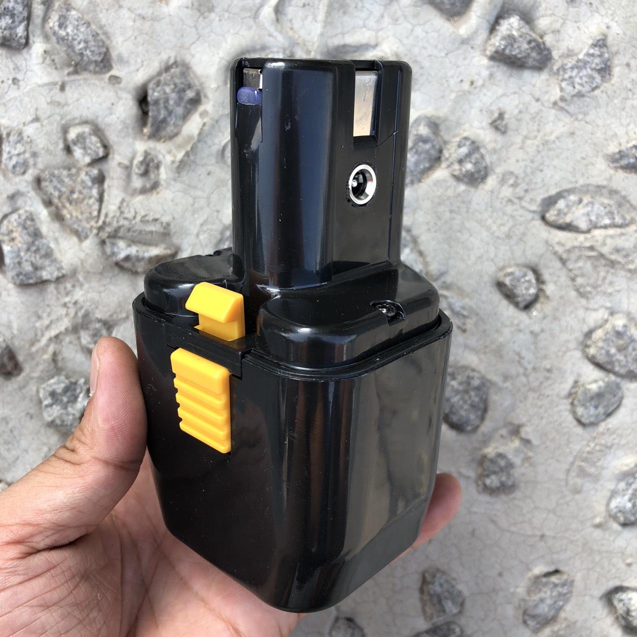 [NPS] Pin máy khoan Hitachi. 12V 6 cell (có kèm củ sạc 12V)