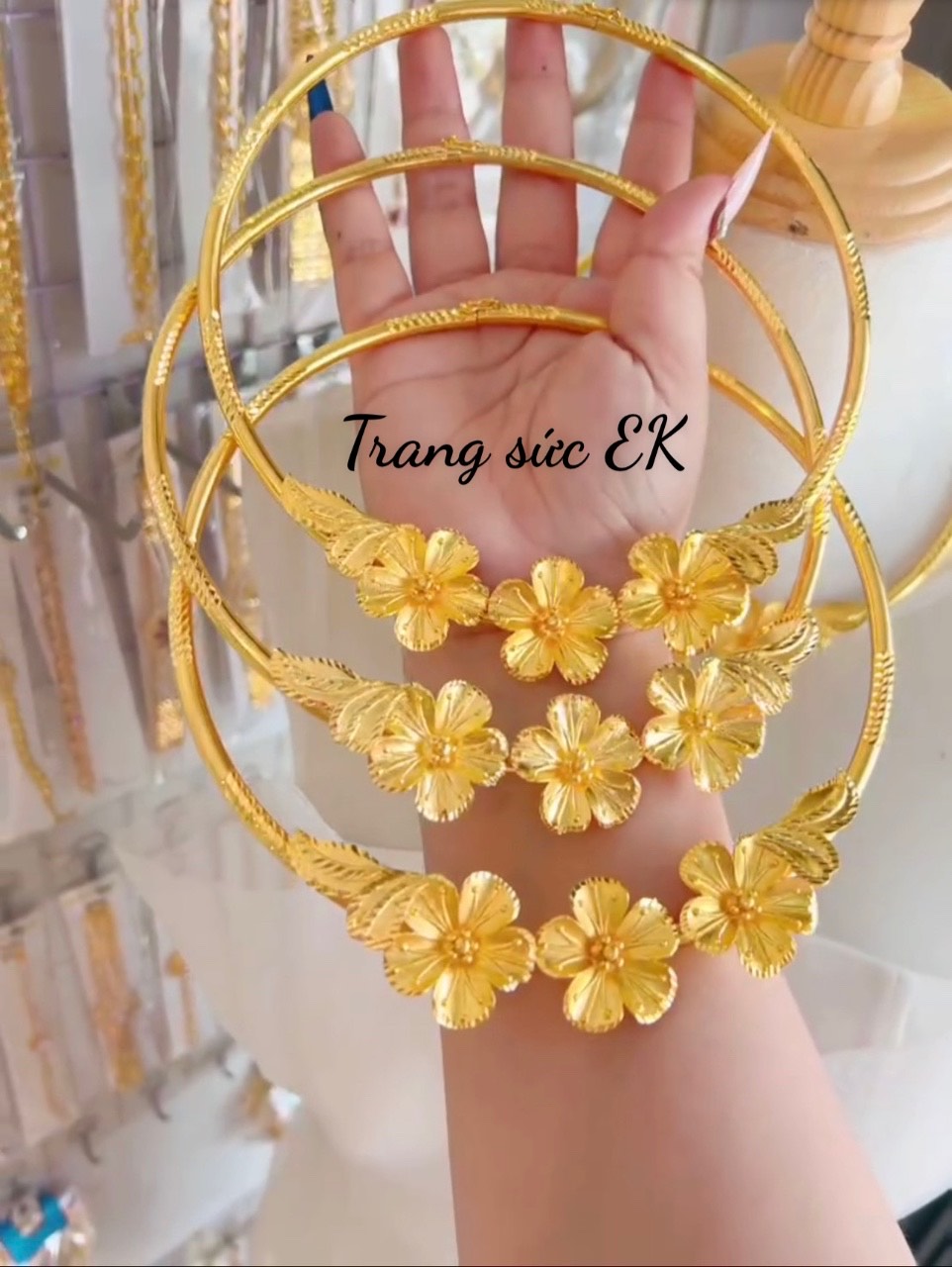 Kiềng cưới chạm hoa 3 bông kèm hộp nhung E.V069