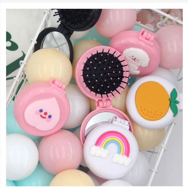 [HCM][SIÊU XINH 2 IN 1] Gương Kèm Lược Massage Cầm Tay Nhỏ Gọn Xinh XắnGương Lược Mini Gấp GọnLược Tròn Chải Tóc Kiêm Gương Đa Năng Thiết Kế Cầm Tay Có Thể Gấp Gọn Như Một Chiếc Bánh Tròn Đáng Yêu (Mẫu Ngẫu Nhiên)