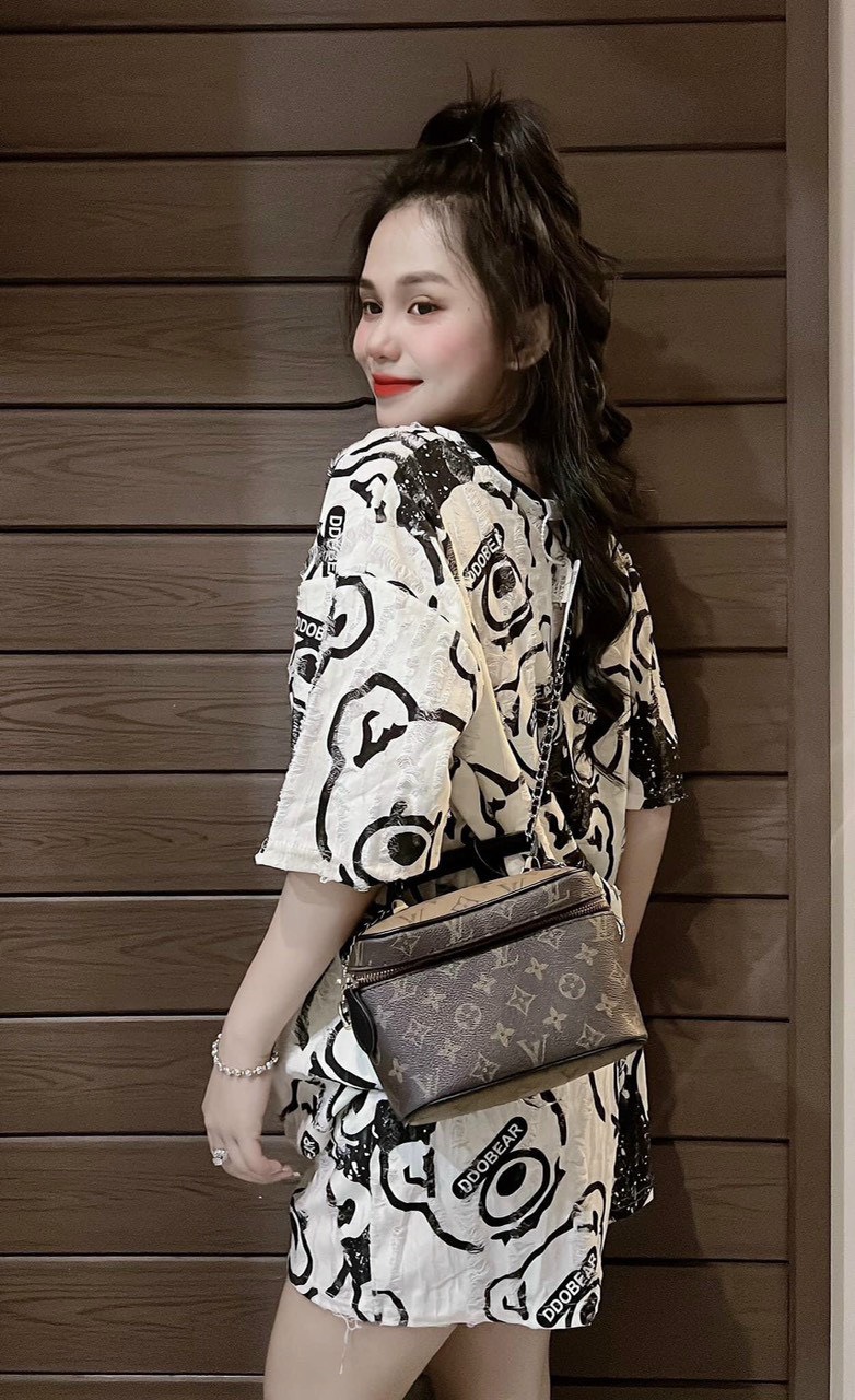 Set bộ nữ đùi áo thun phông rộng tay lỡ phối quần đùi ngắn ống rộng 2 màu đen trắng họa tiết hình gấu xước nhẹ cực hot