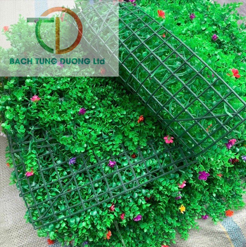 Thảm cỏ tai chuột nhân tạo có hoa trang trí