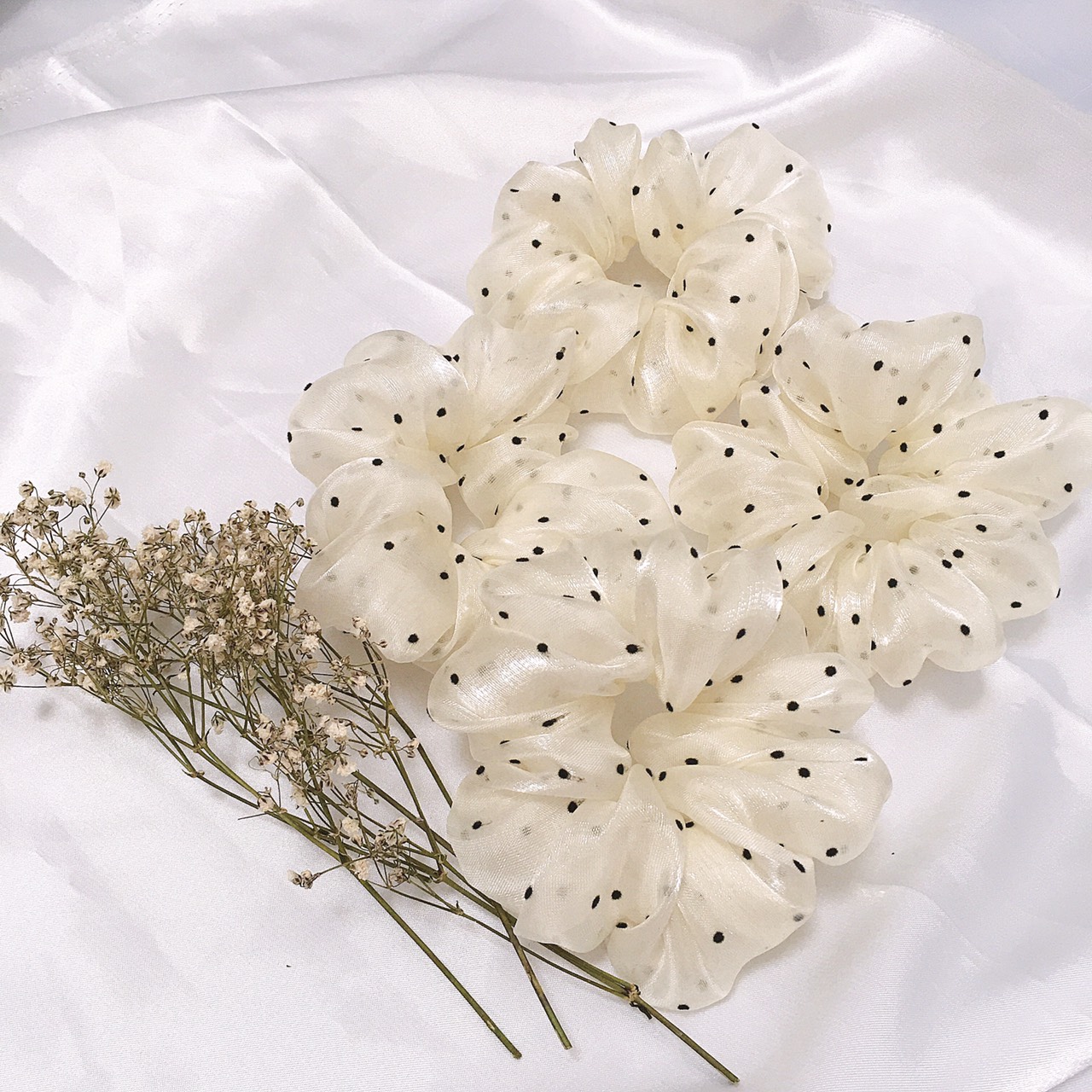 CỘT TÓC SCRUNCHIES VOAN PHỒNG TO CHẤM BI ĐEN SIÊU ĐẸP- CỘT TÓC HOTTREND