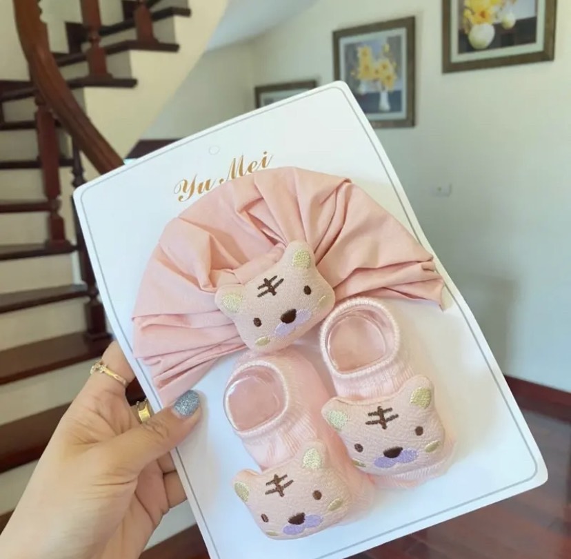 Set mũ Turban và tất dễ thương cho bé (Giao ngẫu nhiên)