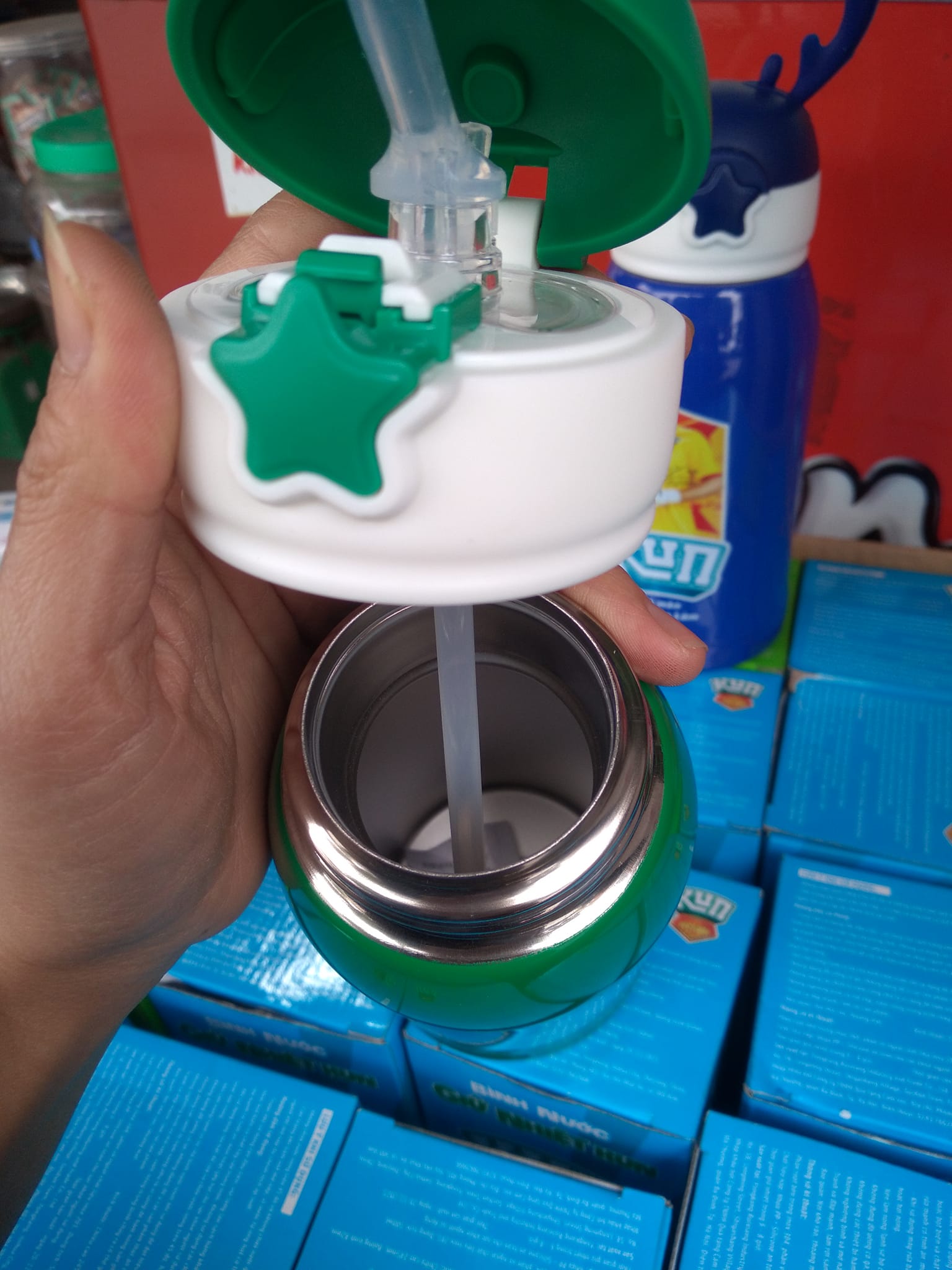 Bình nước giữ nhiệt INOX 304 cao cấp hkm sữa kun Phần ruột bên trong inox 304, phần vỏ ngoài chất liệu inox 201