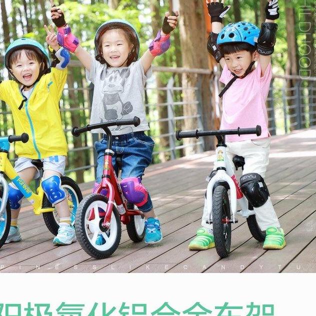 Xe thể thao cân bằng cho bé