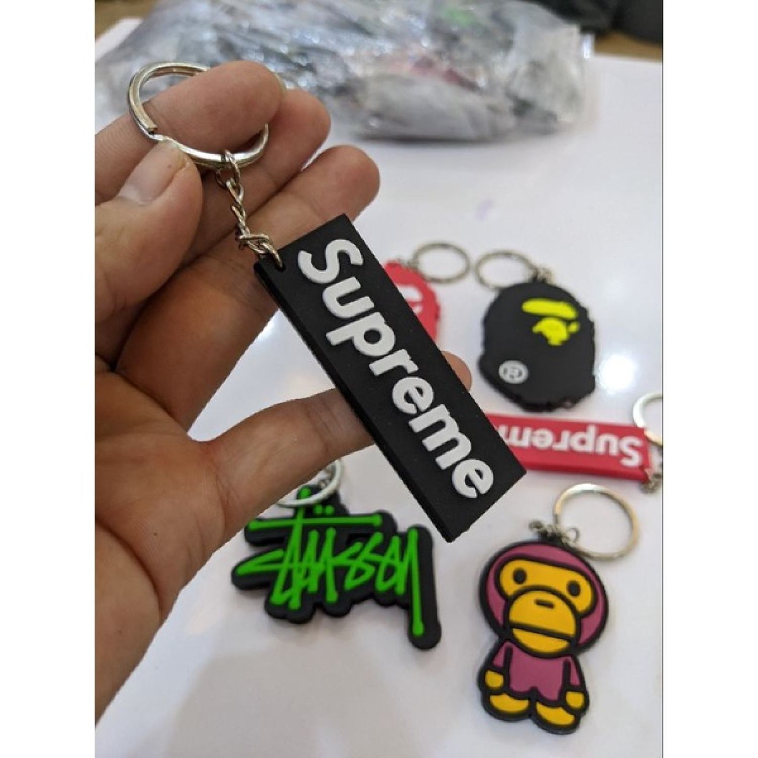 Móc khóa Supreme, bape, stussy