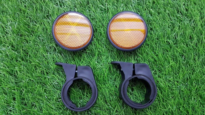 Mắt mèo gắn phuột trước xe máy.