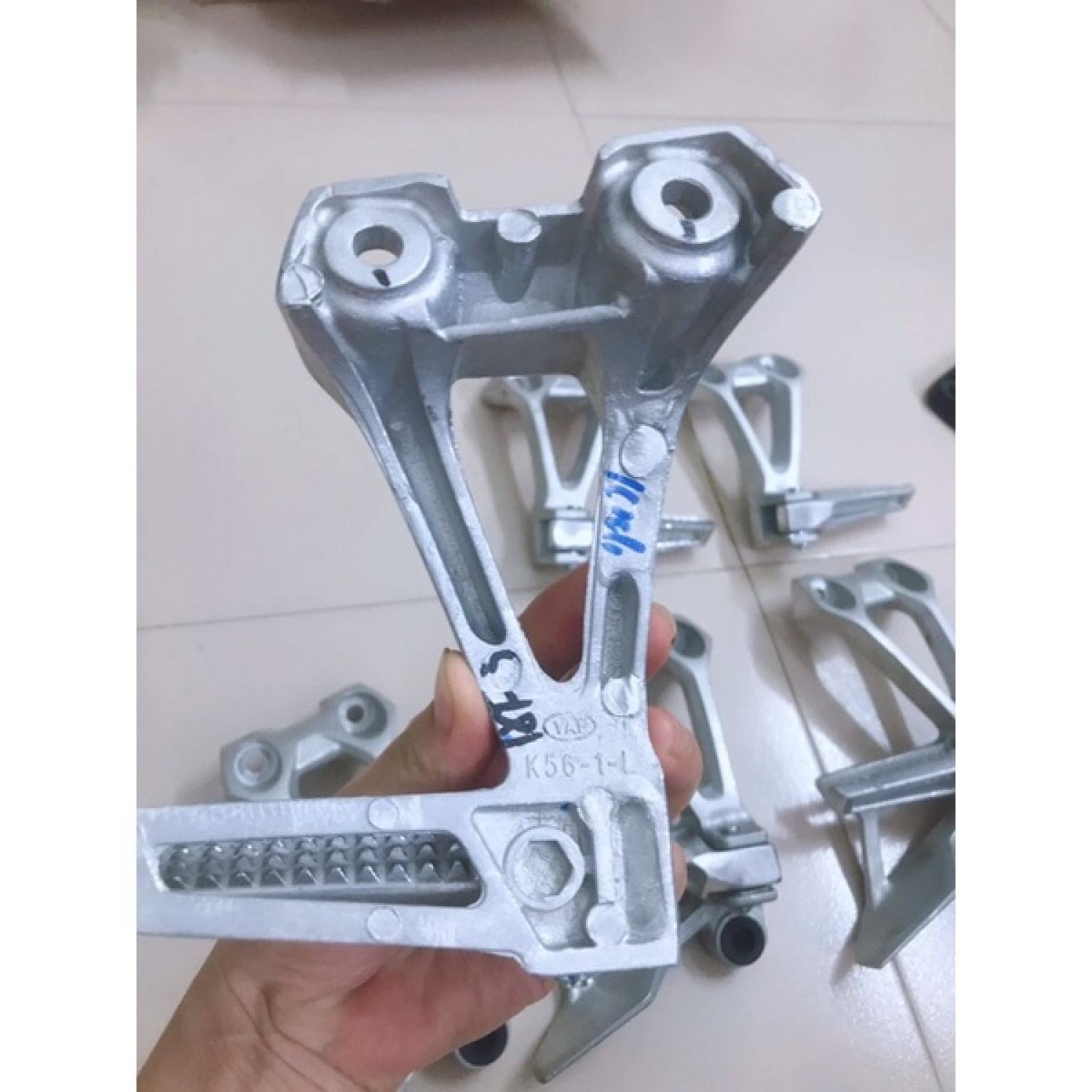 Để chân sau WINNER X / chân gập winner
