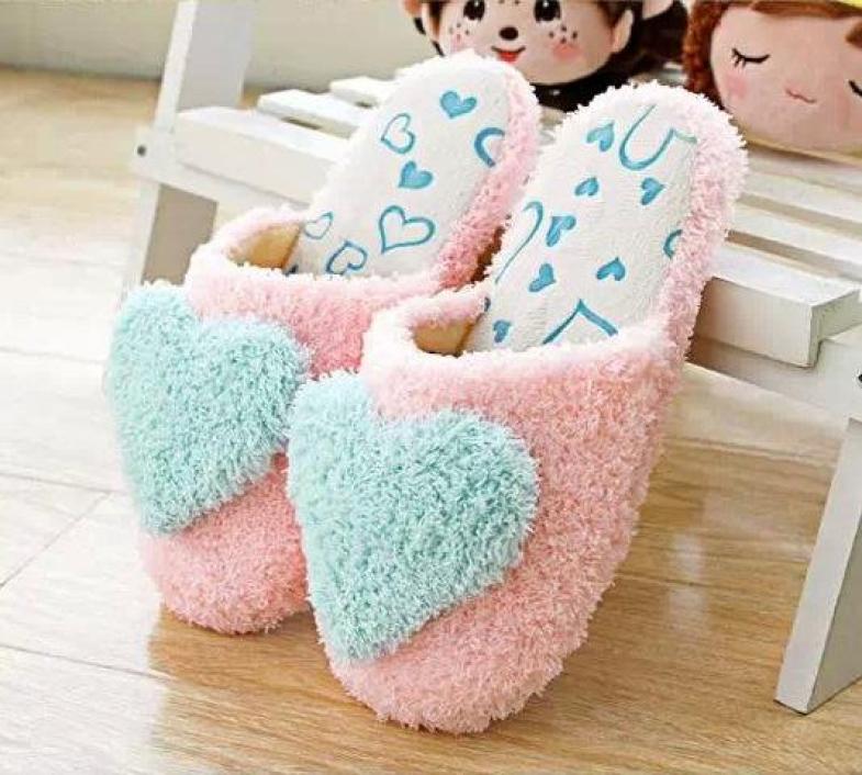 Dép Bông Đi Trong Nhà Hình Trái Tim Kiểu dáng đơn giản, họa tiết và màu sắc dễ thương, ôm trọn bàn chân một cách nhẹ nhàng, thoải mái giá rẻ