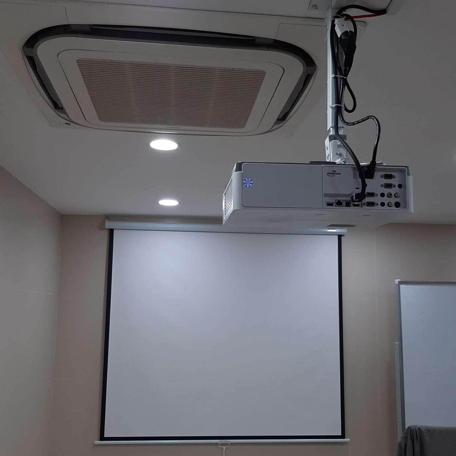 Màn chiếu treo tường 120inch - 2m13 x 2m13