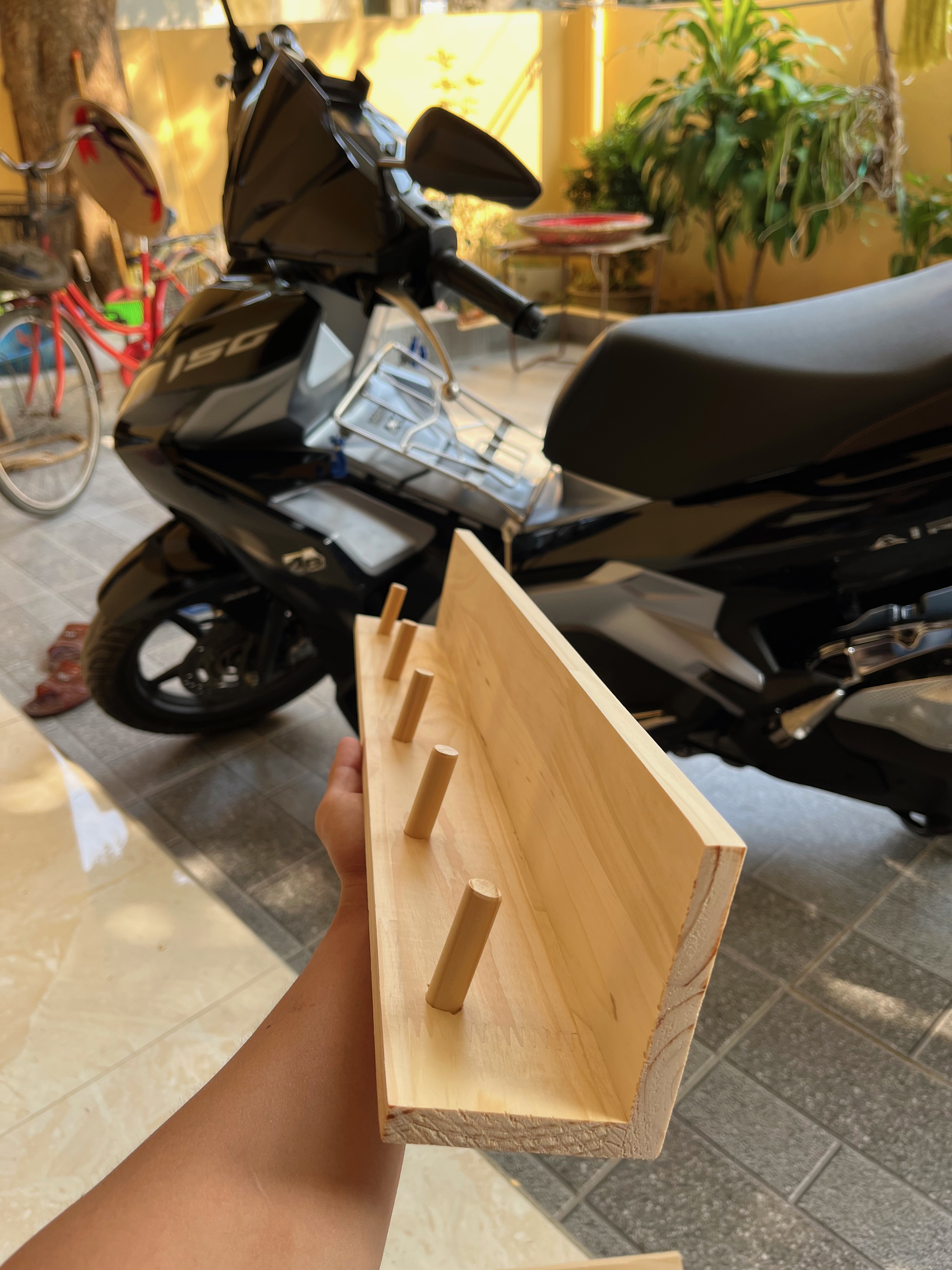 Kệ Gỗ Treo Tường Có Móc Treo, Kệ Decor Để Khung Ảnh Chìa Khóa Treo Khăn Phòng Khách