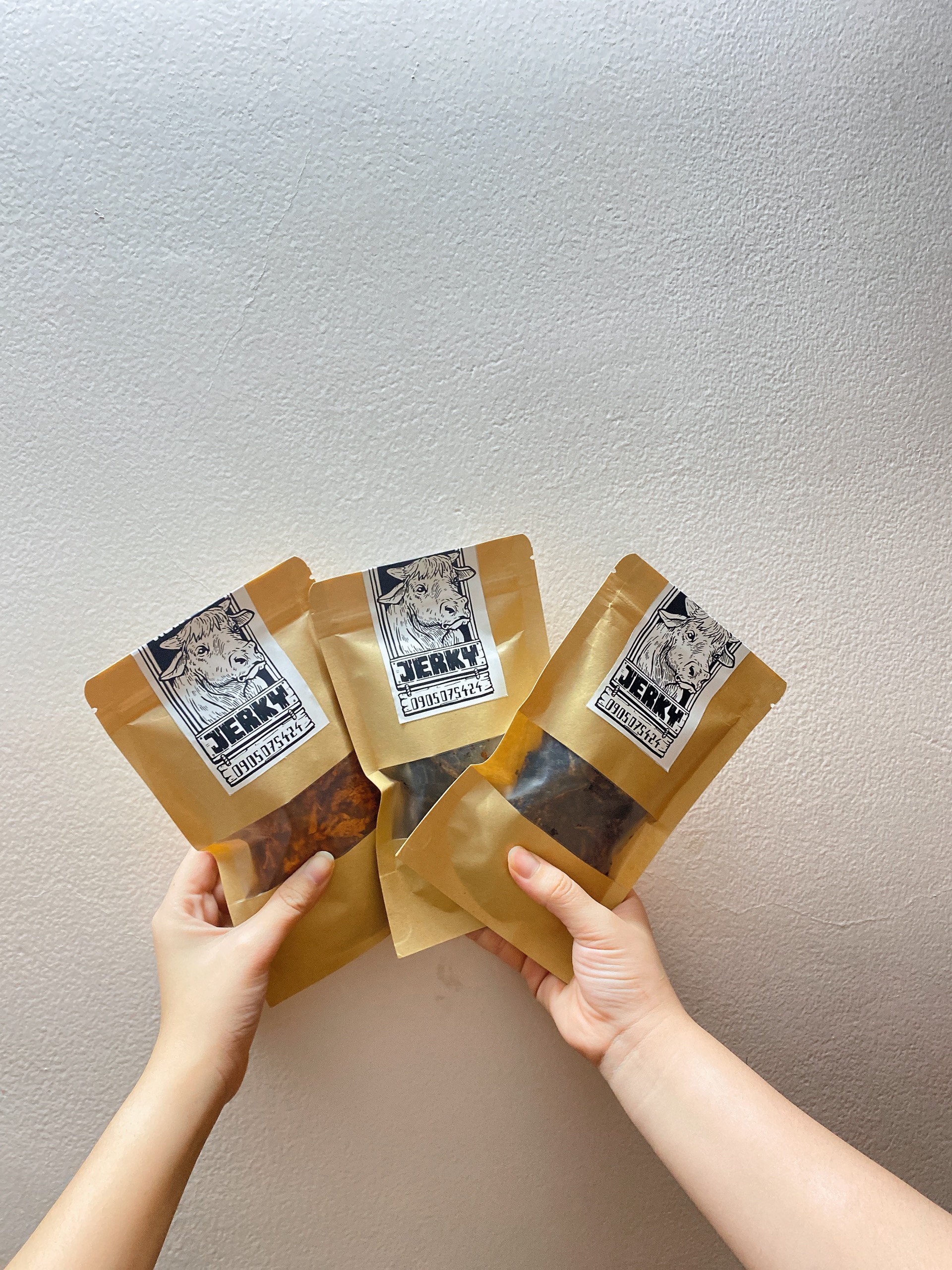 Holy bò Combo 2 loại khô (Khô Bò Miếng và Khô Heo Cháy Tỏi) Jerky - 600 gram