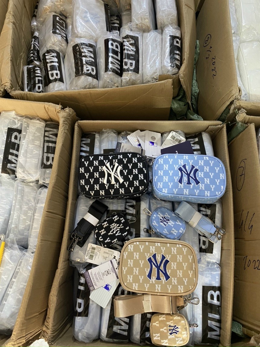 Túi đeo chéo nữ MLB dáng vuông size 23cm HC