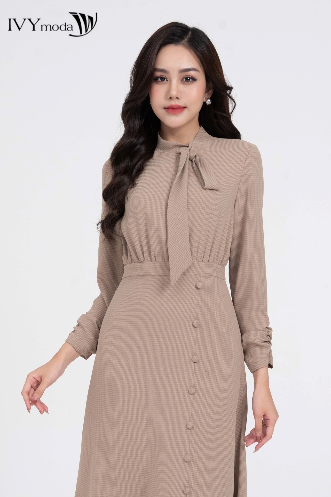 Đầm lụa maxi cổ nơ IVY moda MS 48M7957