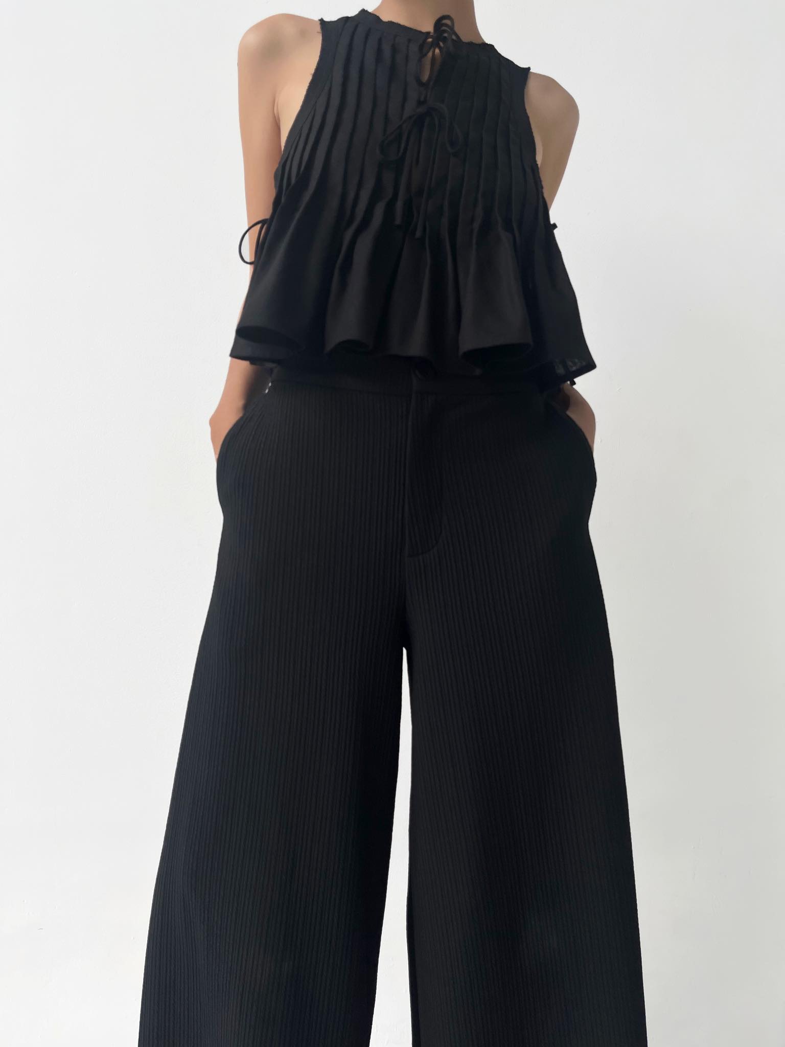 /ouba:d/ - ÁO ĐEN XẾP LY sát nách cổ tròn form suông basic nữ chất vải linen mềm S/M