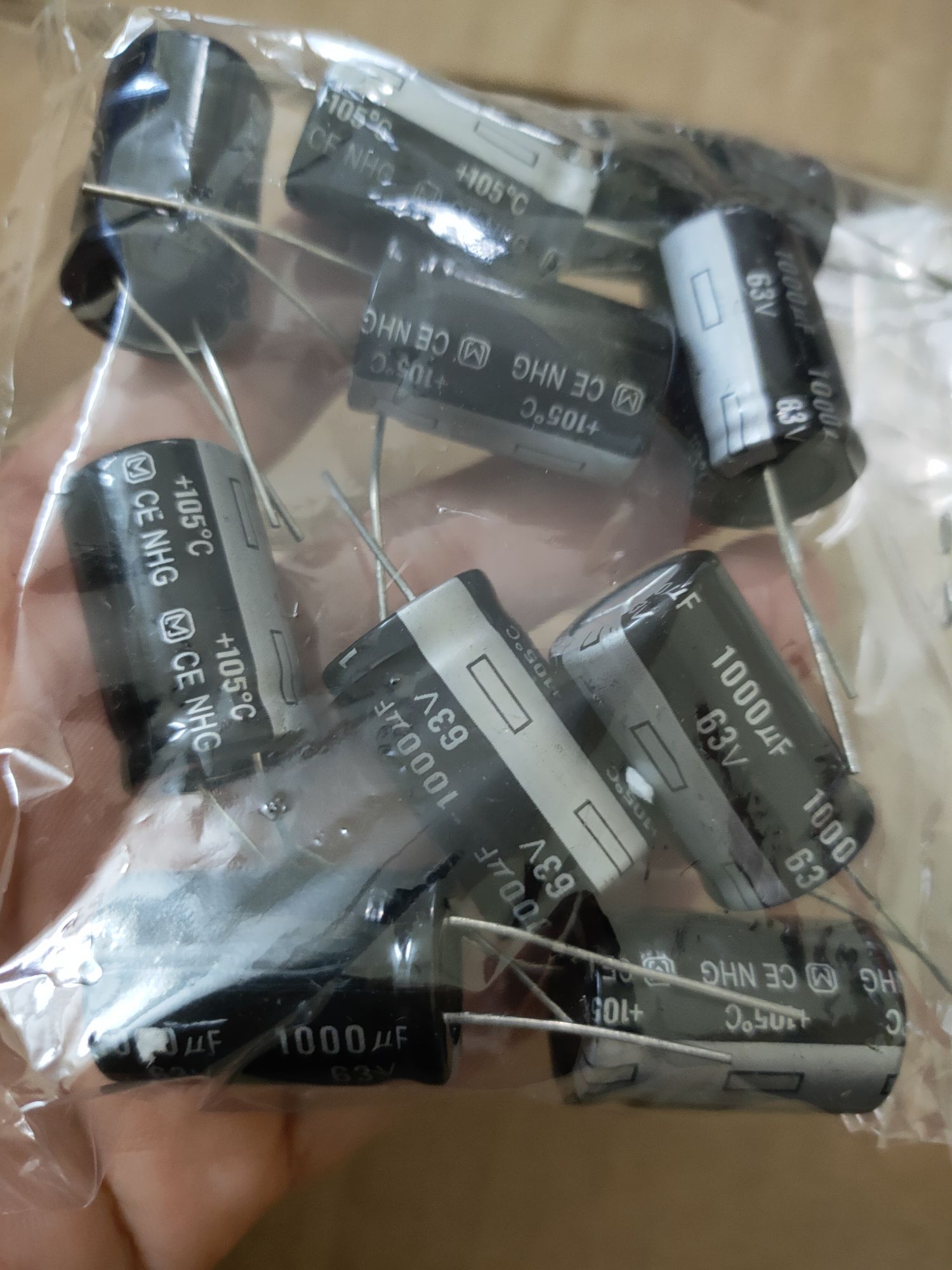 10 Tụ hoá 1000uf 63v