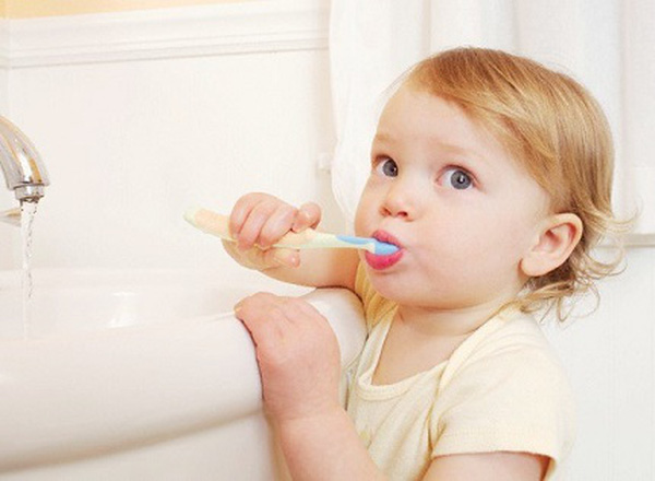 KEM ĐÁNH RĂNG CHO BÉ COMBI TETEO NHẬT BẢN (DÙNG CHO BÉ 9 THÁNG TRỞ LÊN)