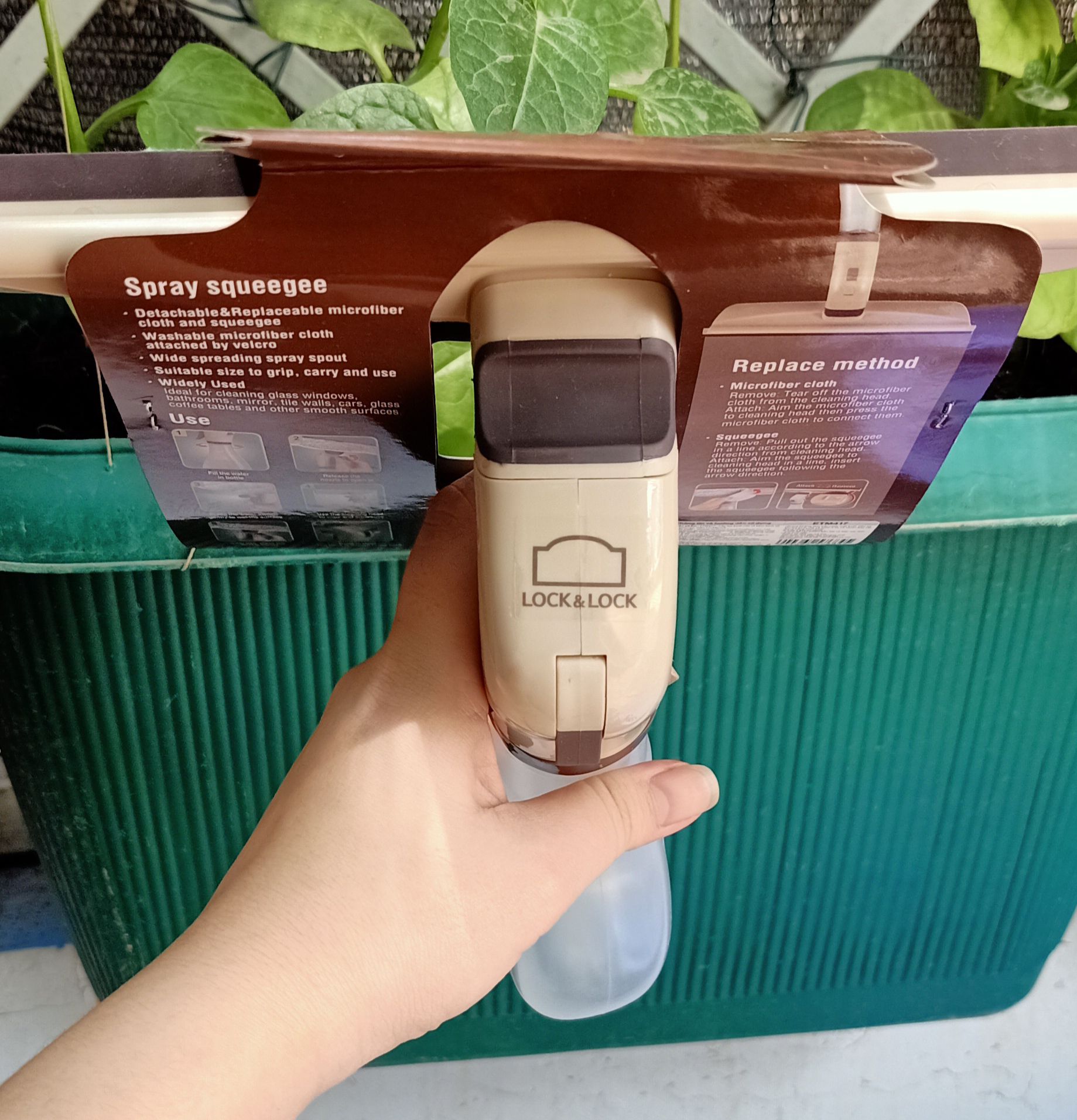 [HCM]CÂY LAU KÍNH KÈM BÌNH XỊT ETM417 LOCKNLOCK