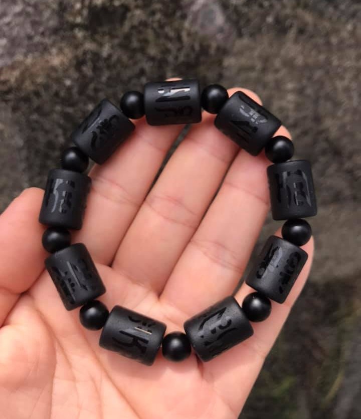 [HCM]VÒNG TAY ĐÁ NÚI LỬA ĐEN KHẮC ÁN AM NI KIỂU ĐỐT TRÚC