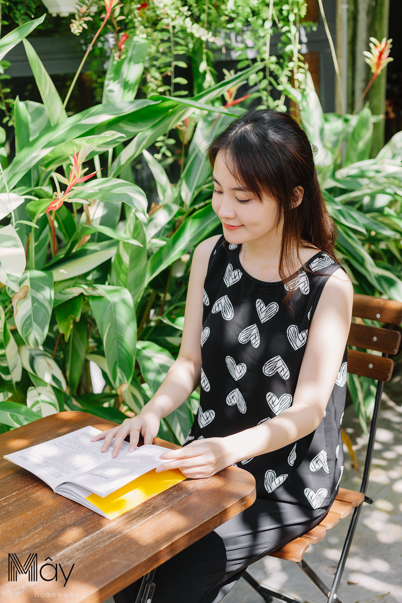 Đồ mặc nhà MÂY áo hoa sát nách quần dài lụa lạnh Hàn Quốc - Đen
