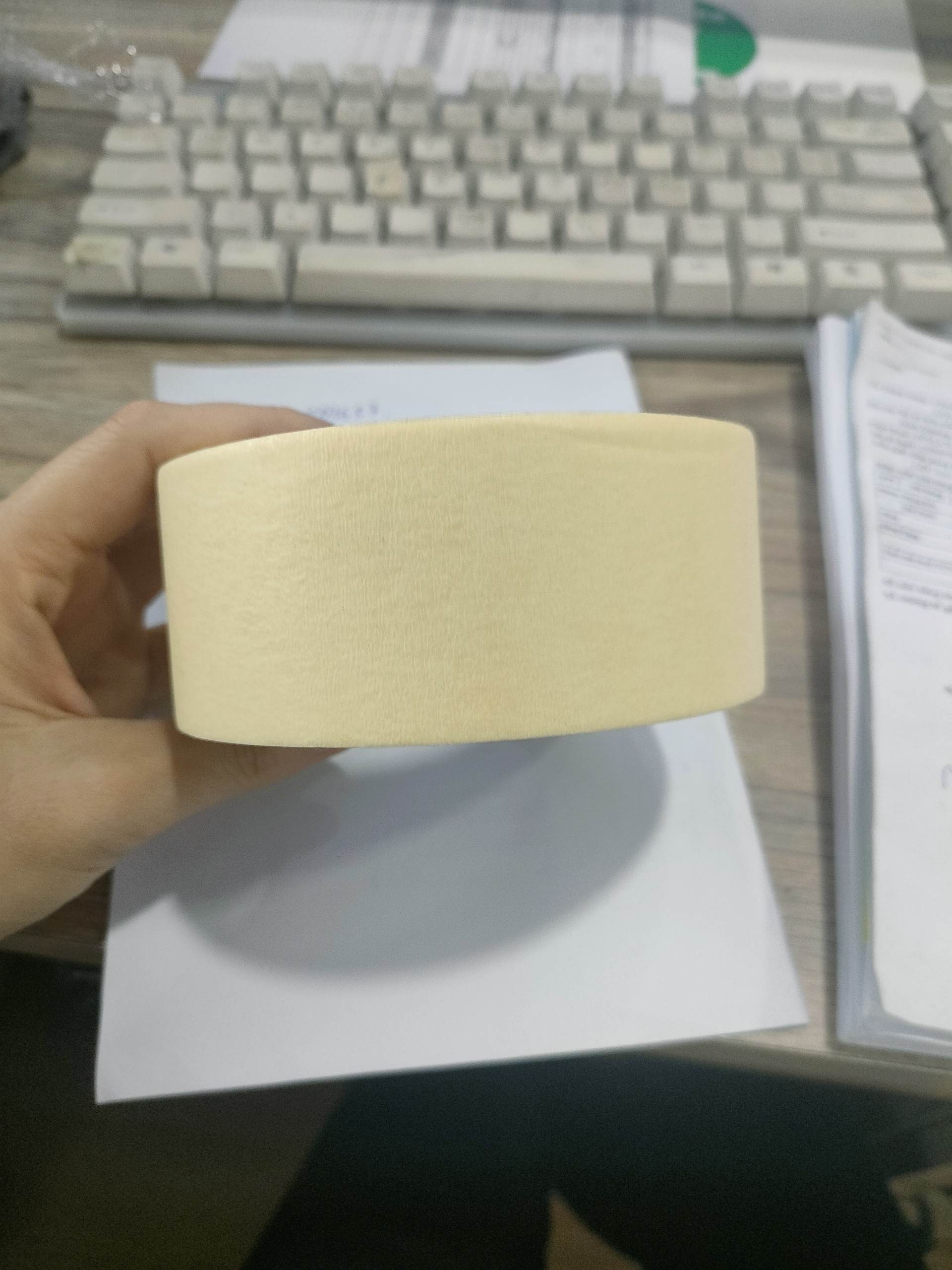 Băng keo giấy kem 47mm*22m 1 cây ( 6 cuộn)