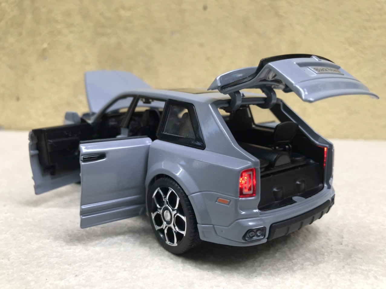 [HCM]Mô hình xe Rolls-Royce CULLINAN 2022 1:32