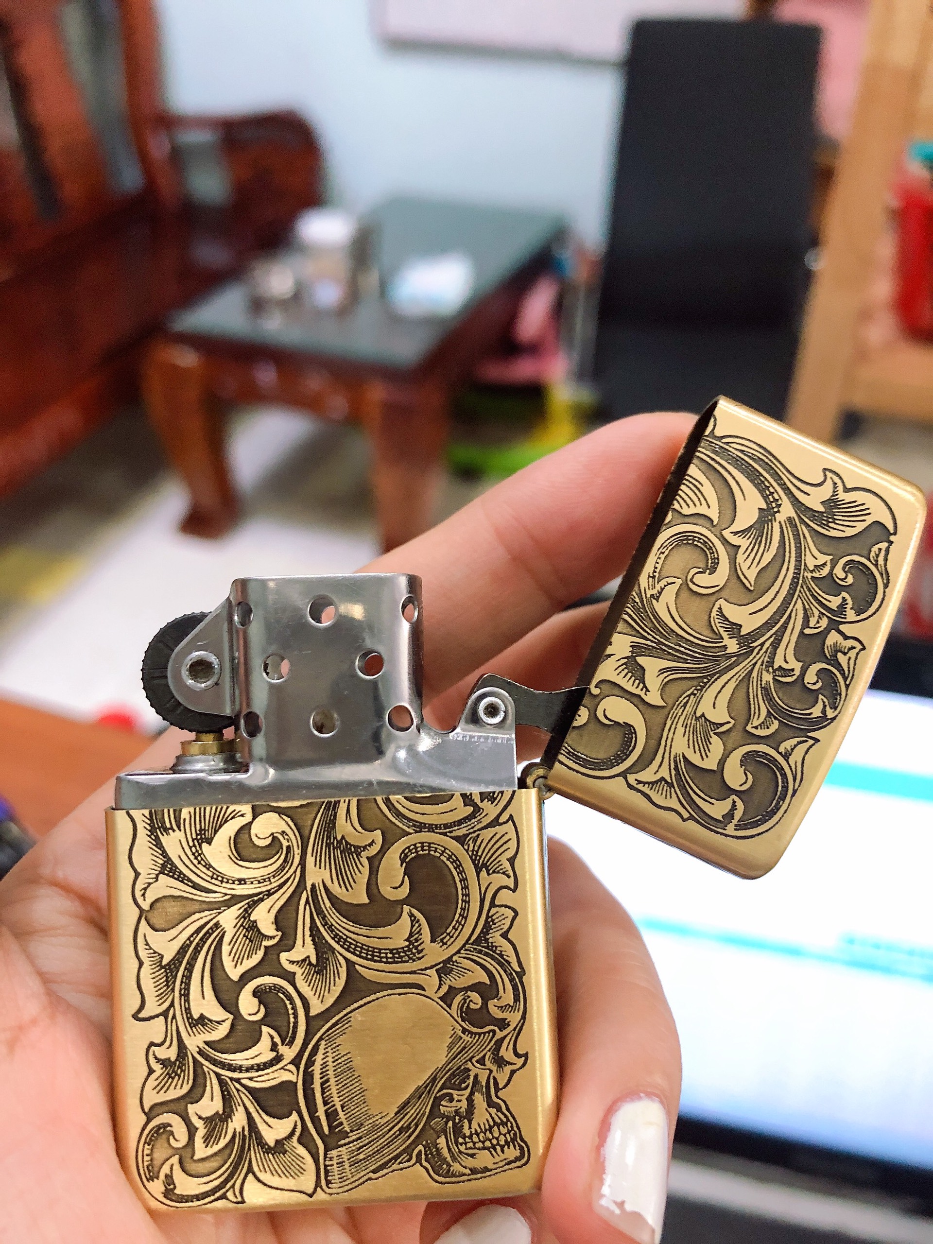 Bật Lửa Zippo khắc 5 MẶT HÌNH THIẾU NỮ, HÀNG LOẠI 1 VỎ BẰNG ĐỒNG CÓ DÁN TEM ĐỎ