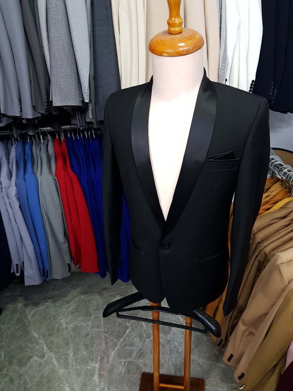 Áo vest nam ôm body kiểu cổ sam màu đen