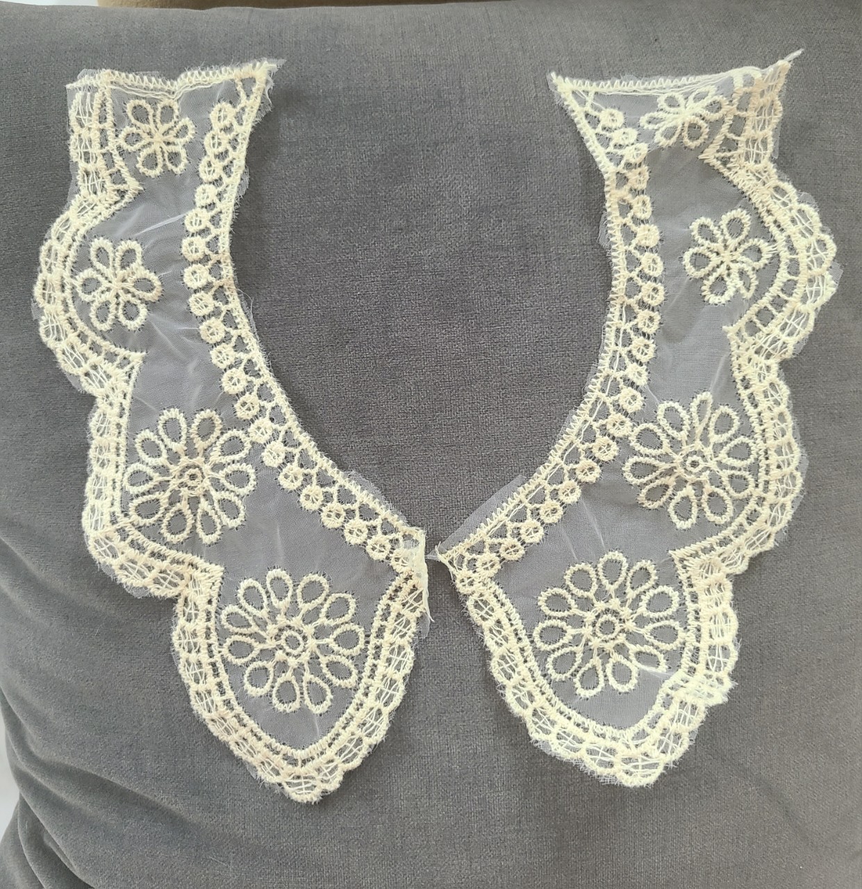 Cổ lá sen may lên áo trang trí