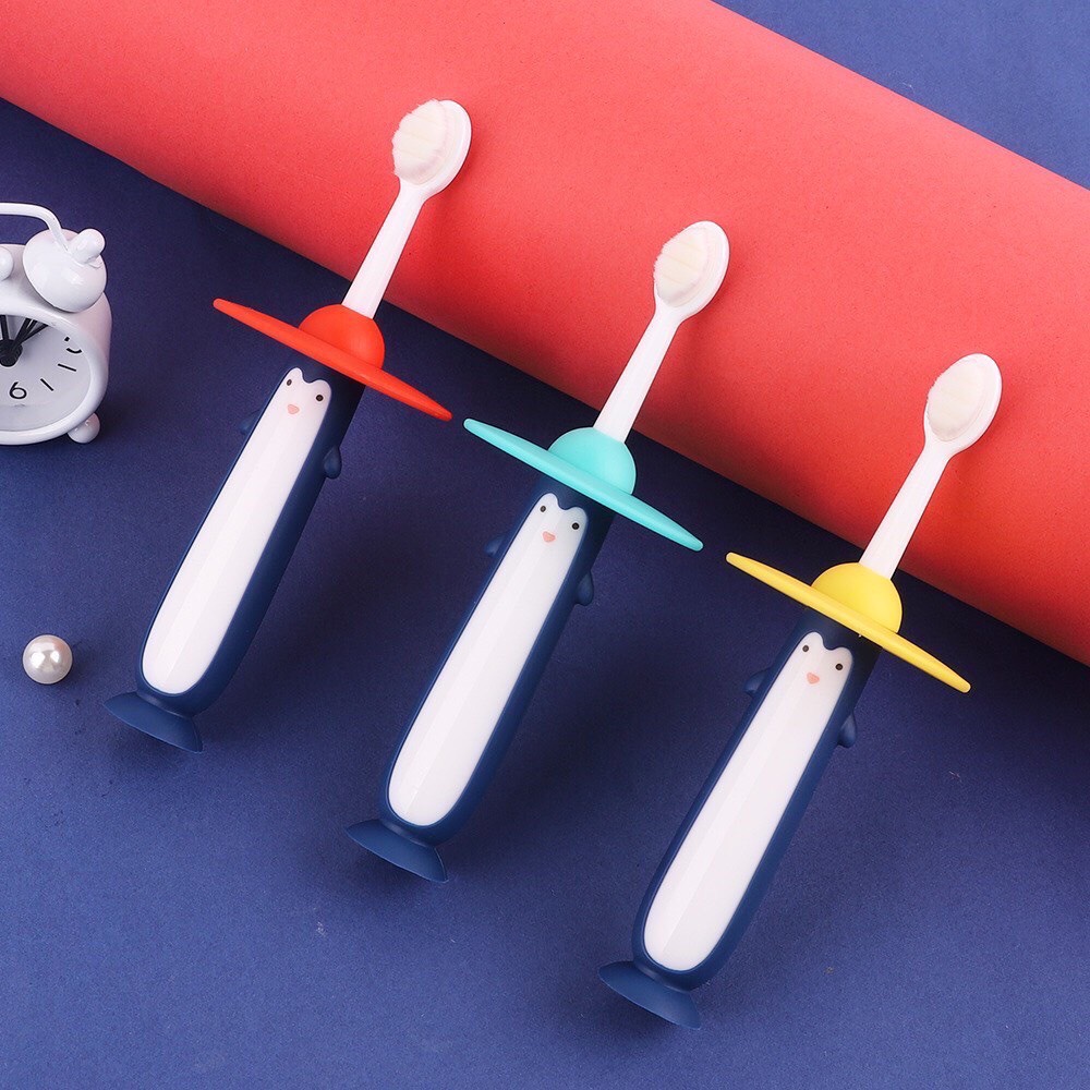 Bàn chải đánh răng lông tơ hình chim cánh cụt có vách ngăn chống hóc cho bé sợi lông mềm bảo vệ nứu cho bé