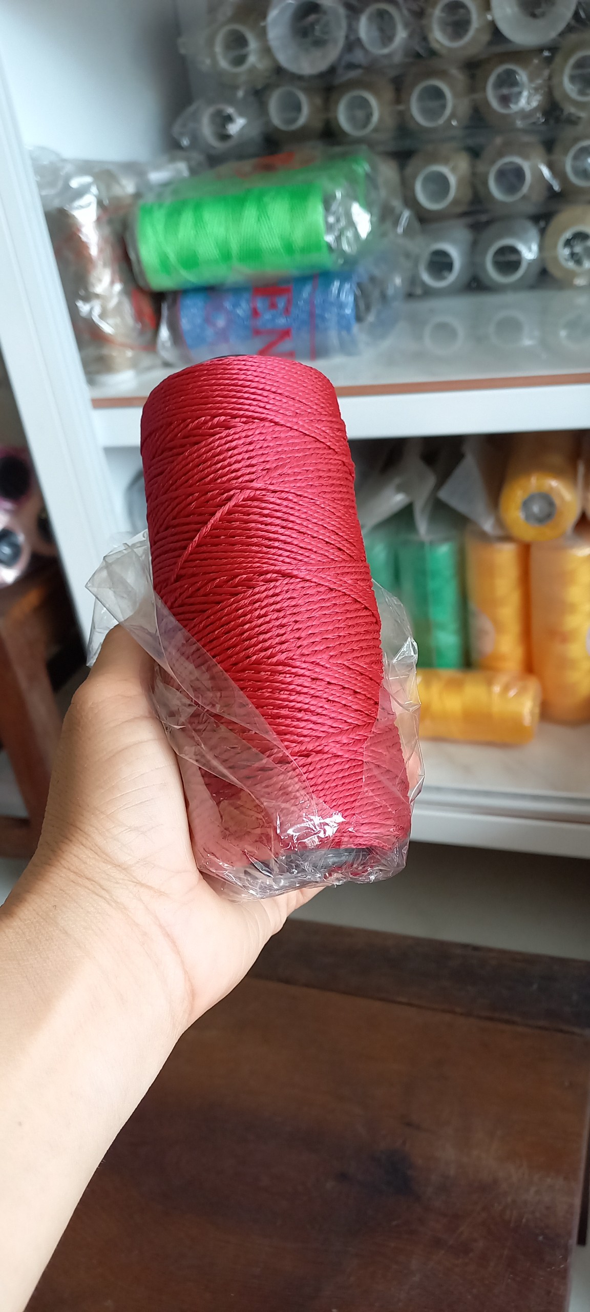 Sợi thô đan móc túi xách, nón, giày dép màu đỏ đô