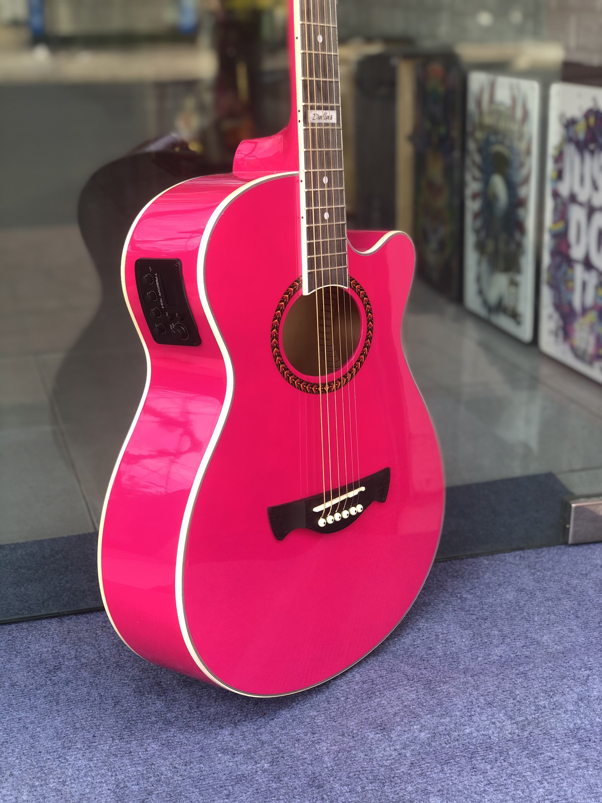 Thanh lý Guitar Tagima hồng