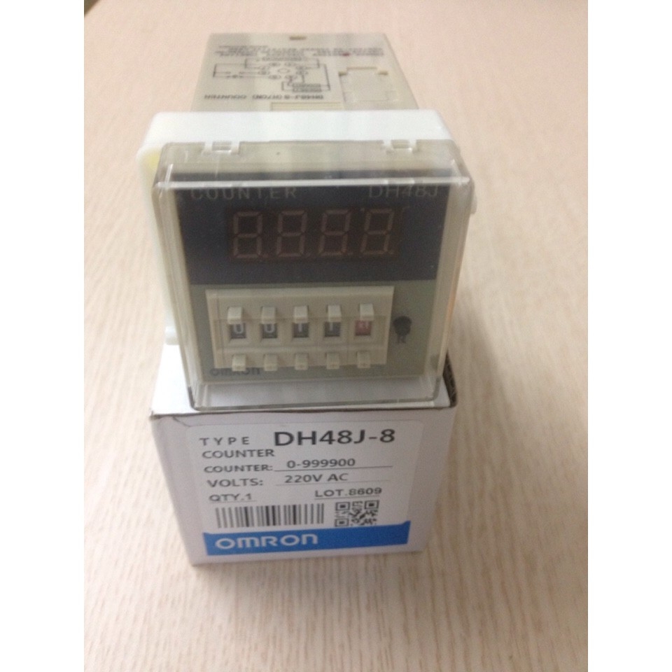 Bộ đếm Omron DH48J-8 220V kèm đế