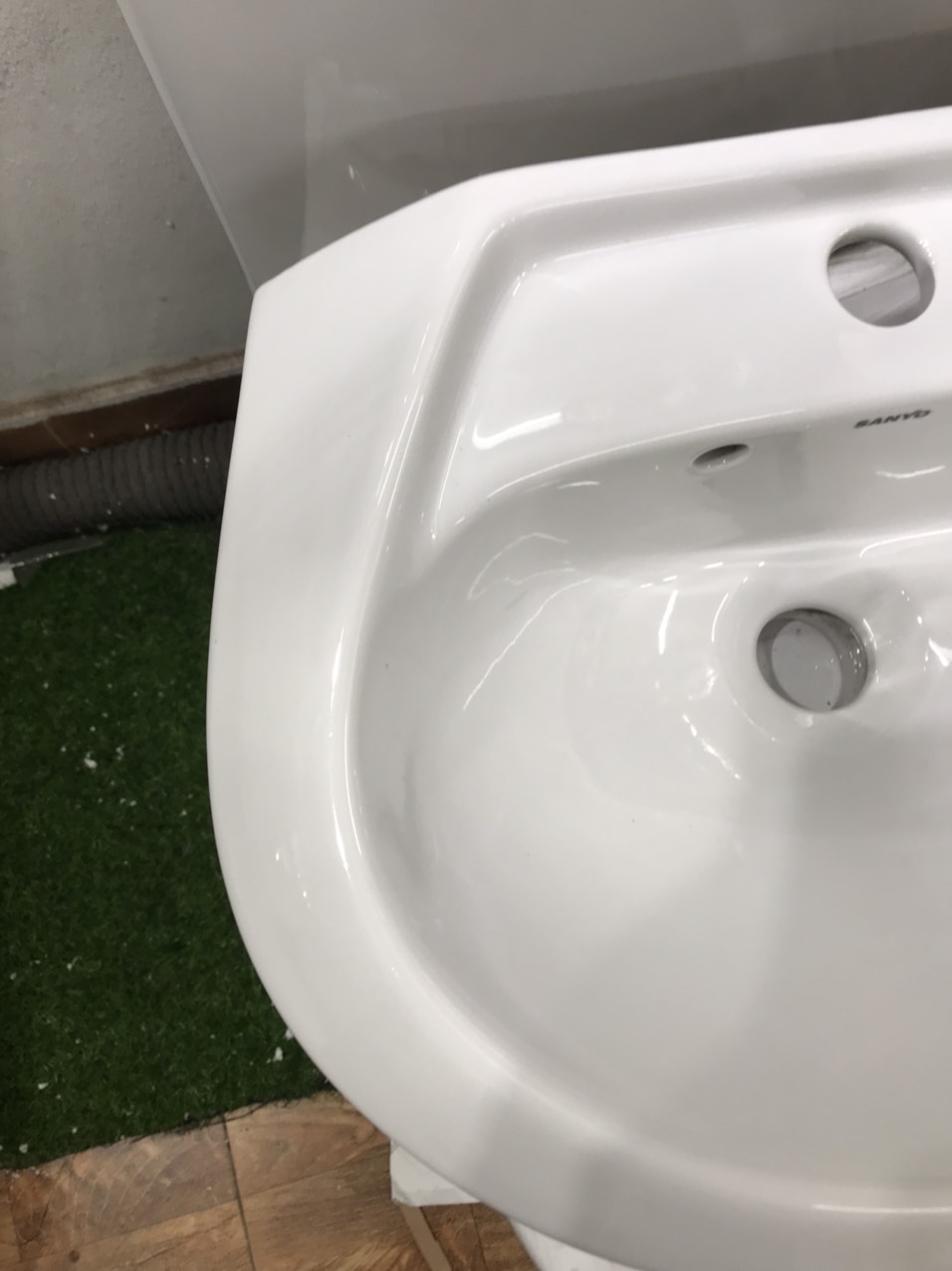 CHẬU RỬA MẶT, LAVABO,  TREO TƯỜNG (THẲNG & GÓC) LOẠI NHỎ CÓ GỜ CHỐNG BẮN NƯỚC, đẹp, chắc chắn, bền bỉ với thời gian