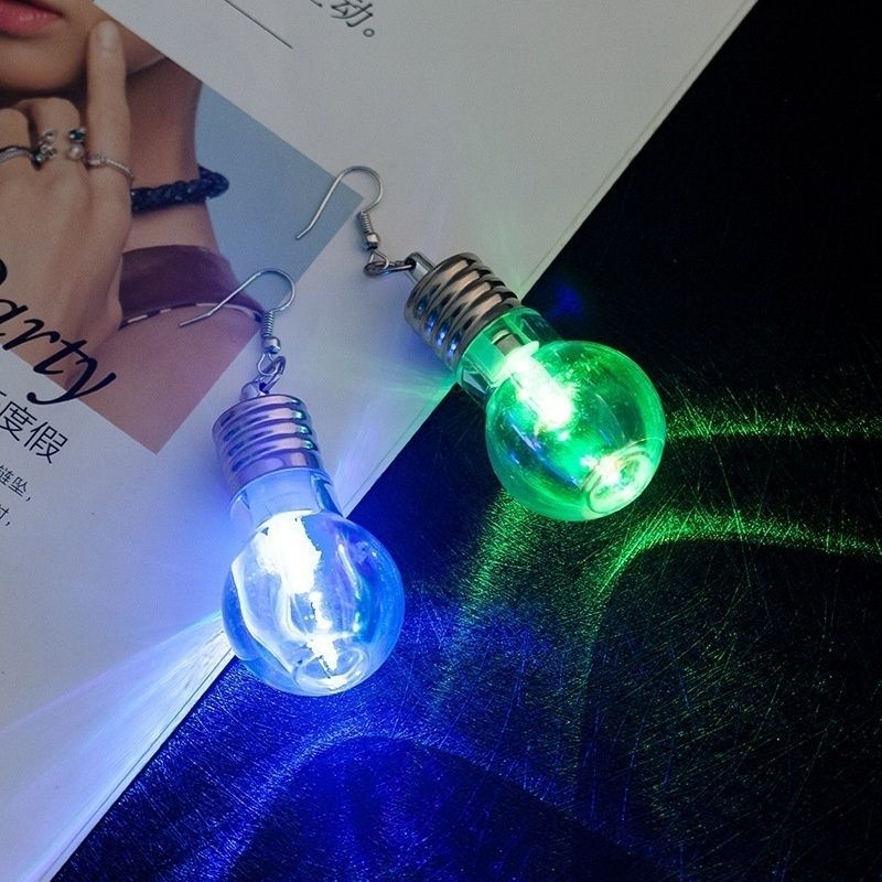 Bông tai đèn led chớp nháy hot trend.