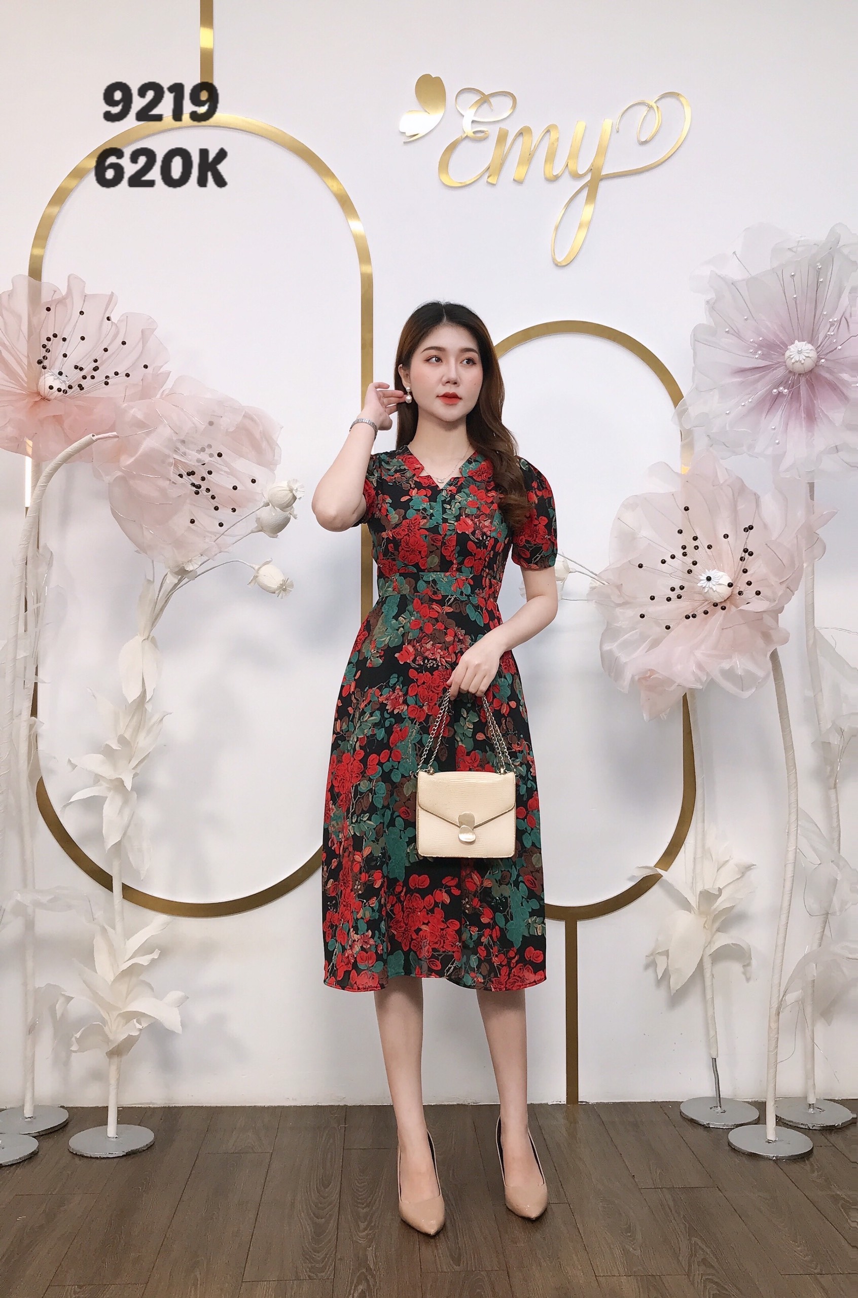 Đầm EMY EM9219 Xoè Cổ V Hoa Đỏ