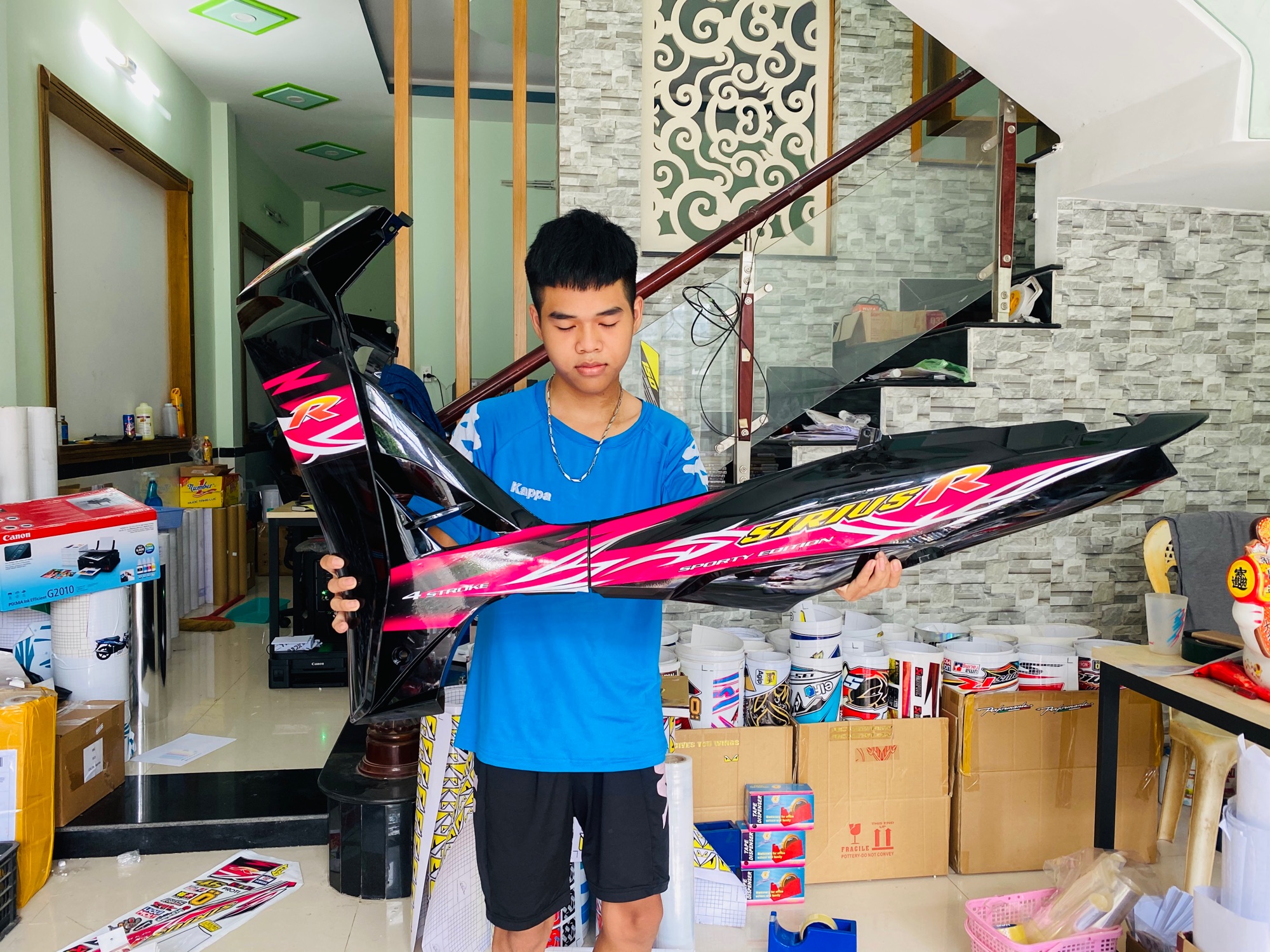 Tem rời sirius chữ R hồng dán xe đen