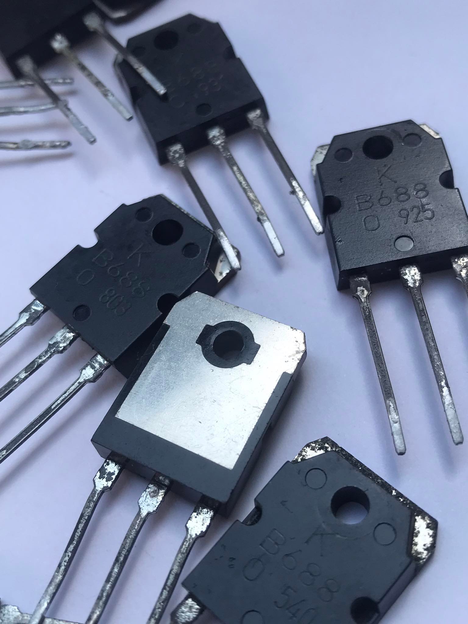 Transistor ( sò) B688 lưng đồng,KEC (hàng mới) và D718 lưng đồng,KEC (hàng mới, hàng tháo máy như mới) 2con NT4