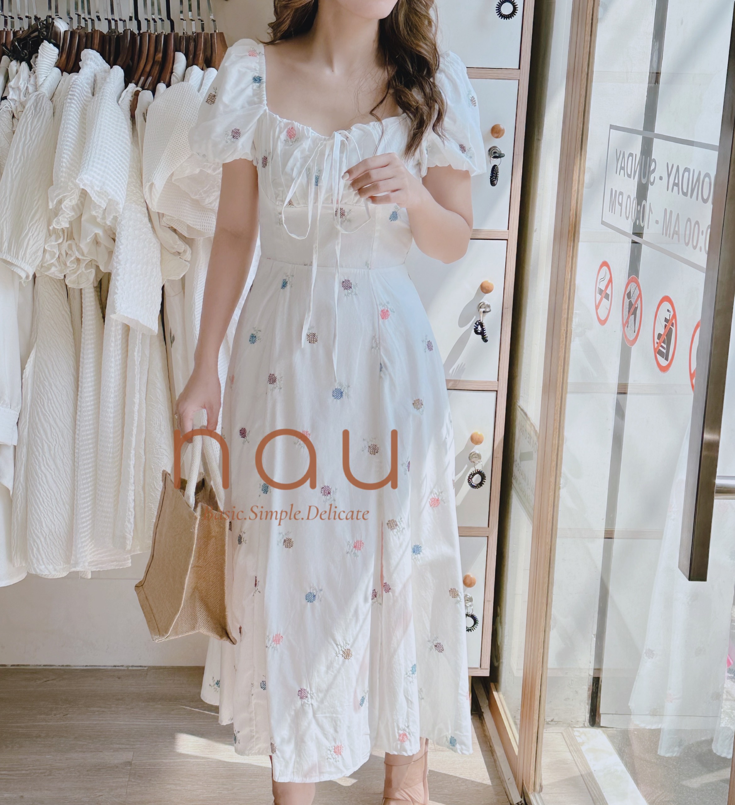 Đầm trắng thêu hoạ tiết xẻ tà