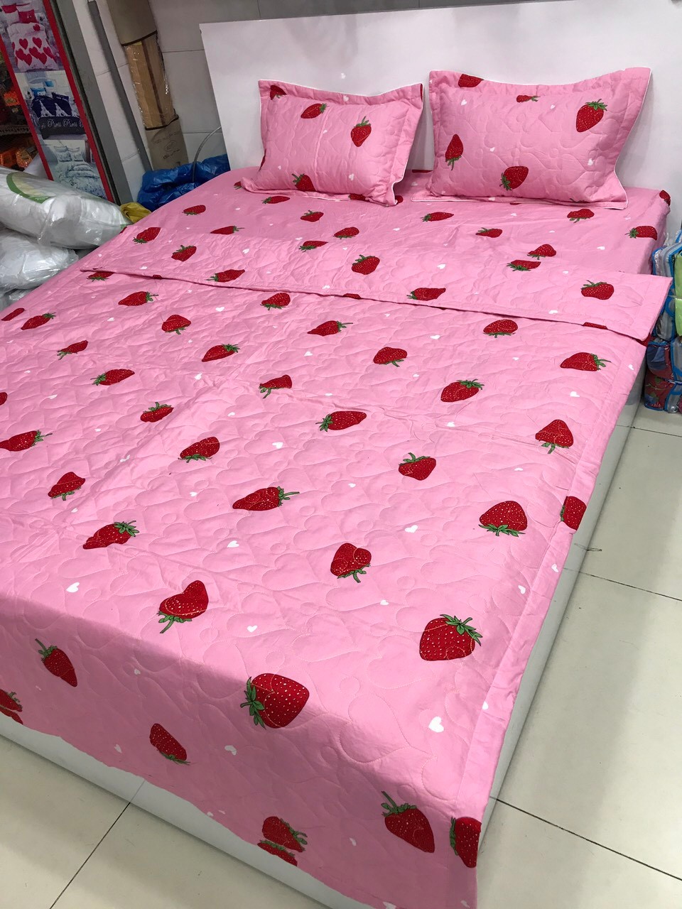 Set Ga Gối Poly ( tặng kèm áo gối ôm ) Mẫu  Dâu Tây