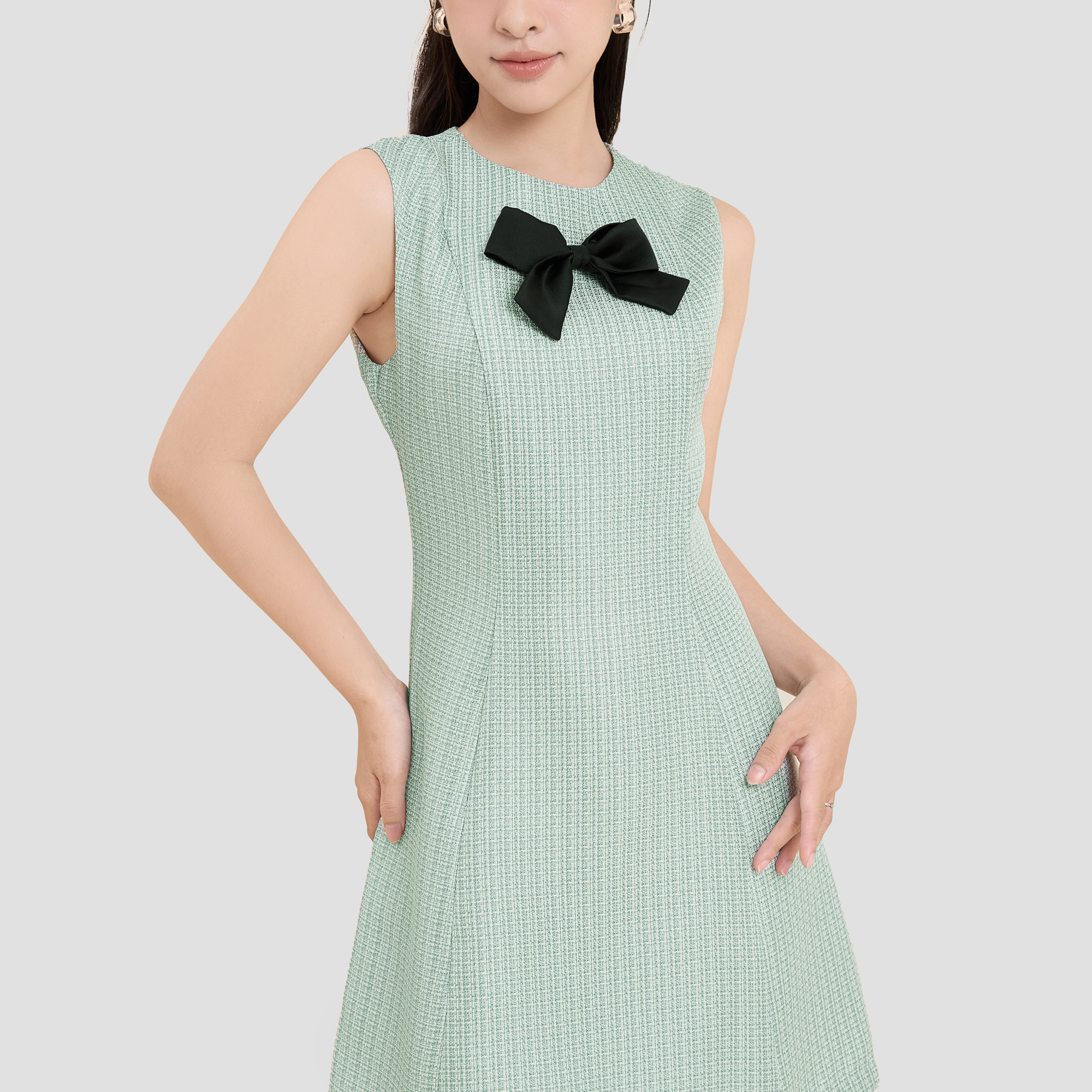 Đầm ôm bố tweed phối nơ đen Maybi